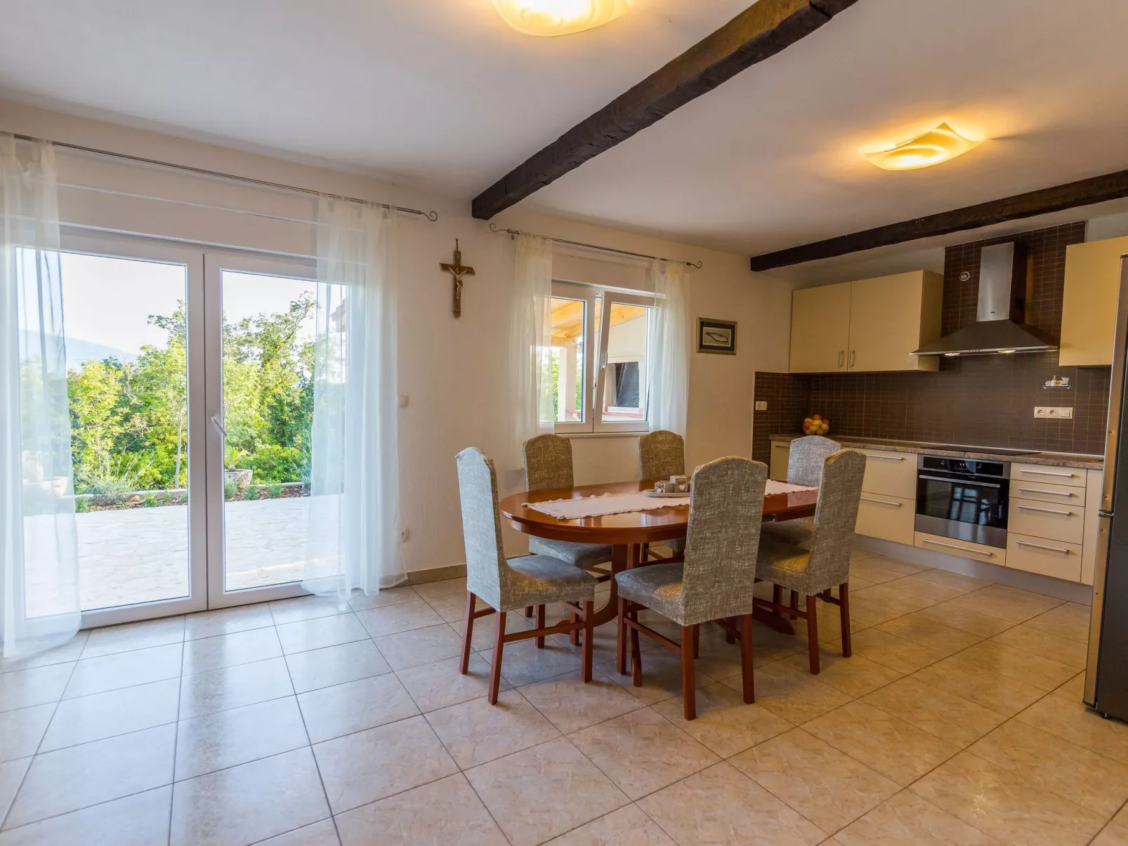 In Opanci mit beheiztem Pool, Parkplatz-Inside