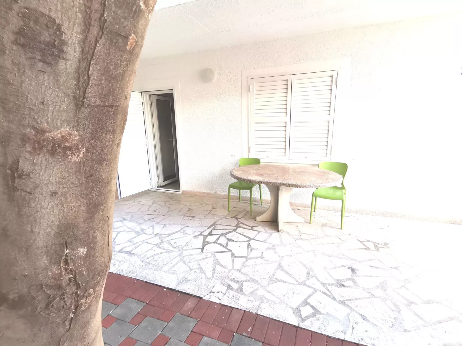 Weiße Idylle auf dem blauen Meer-Dehors