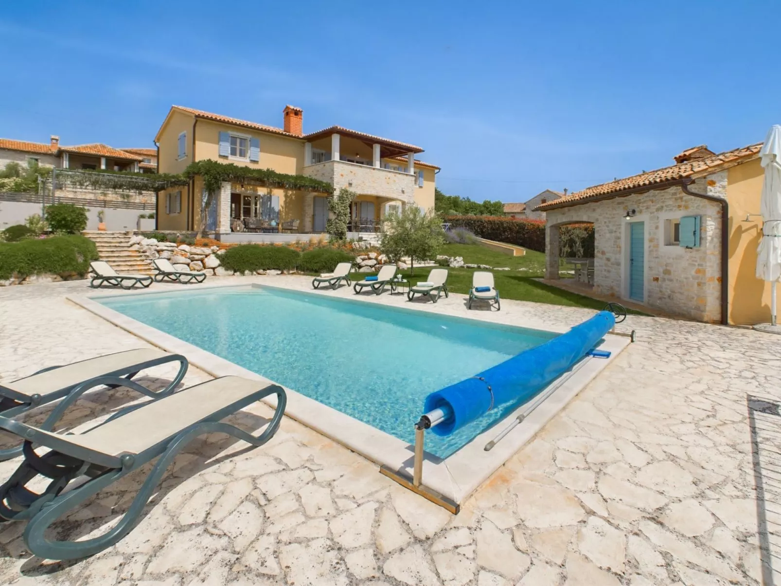 Luxuriöse Villa mit Schwimmbad und großem Garten-Dehors