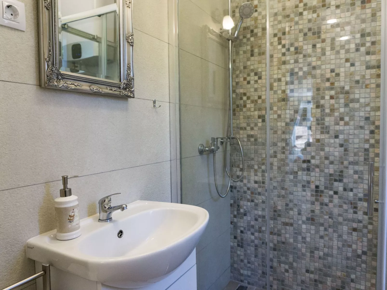 Nettes Ferienhaus in Smoljanci mit Privatem Pool-Drinnen