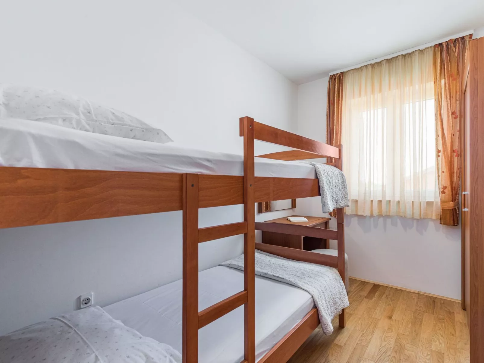 Strandnahe Ferienwohnung mit großem Garten-Drinnen