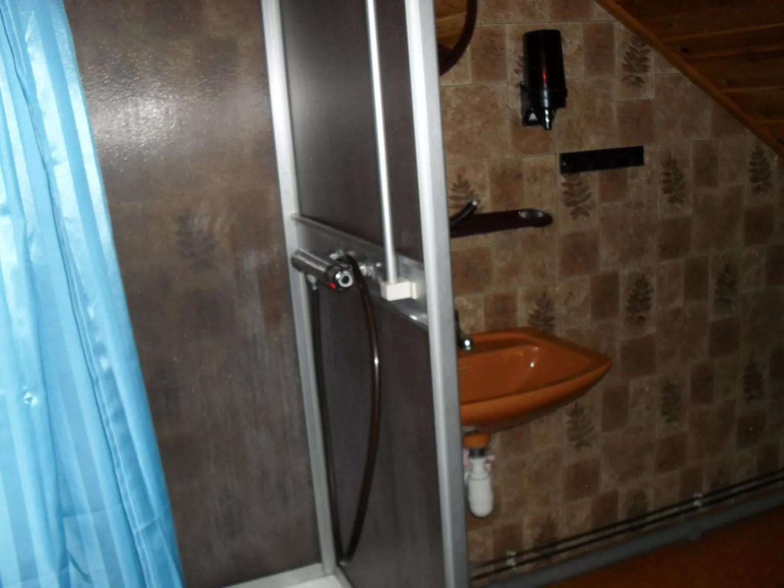 Geräumiges Ferienhaus für Konsum-Aussteiger-Drinnen