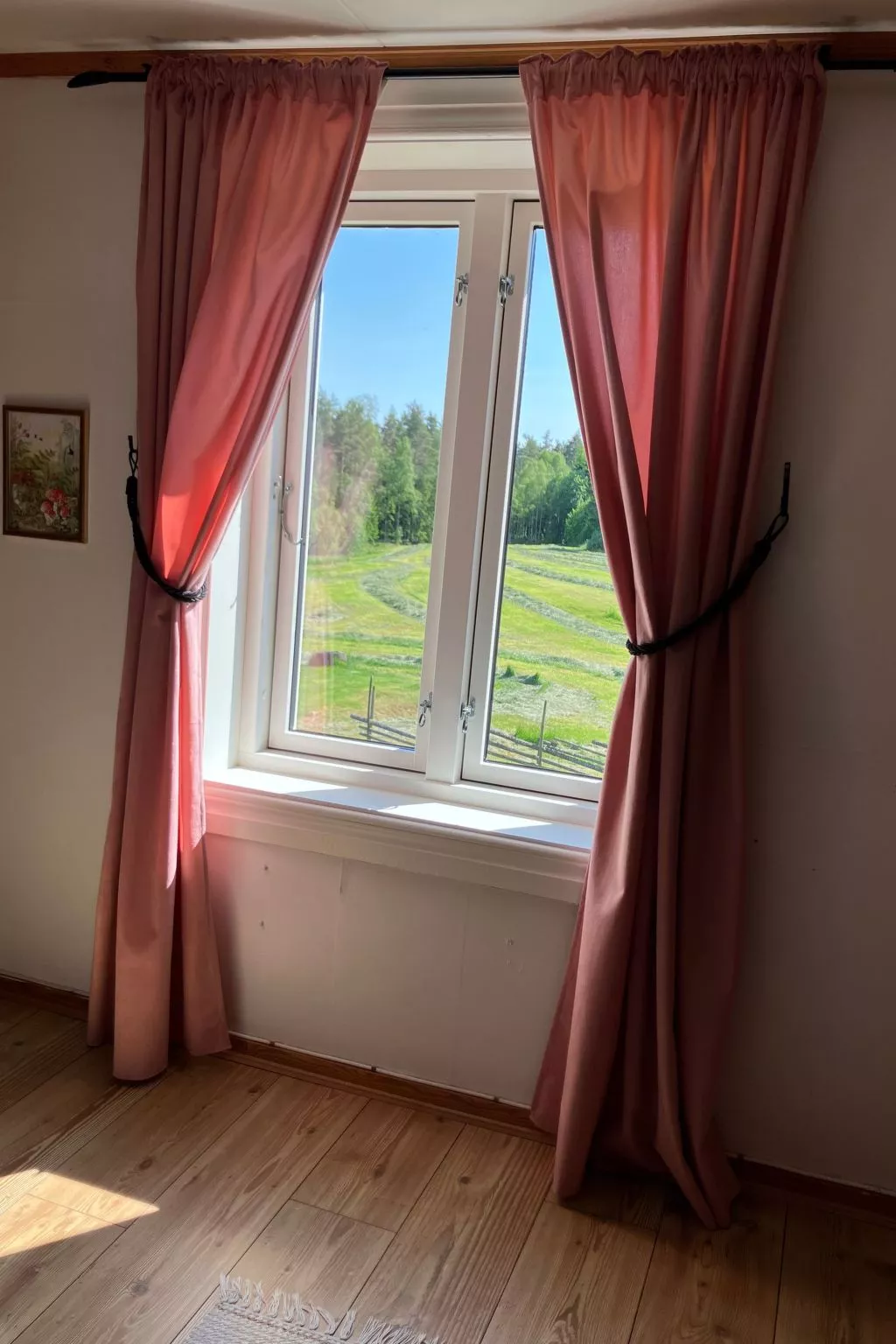 Charmantes Holzhaus mit eigenem Ruderboot-Drinnen