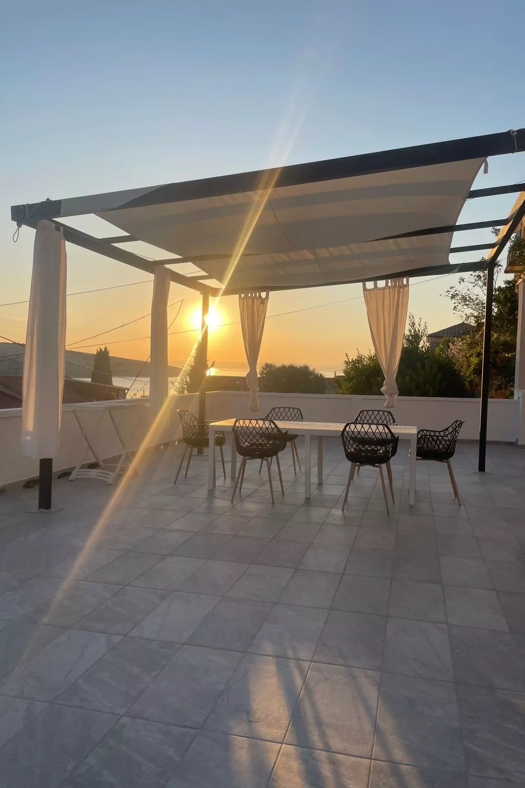 Mit Blick auf das Wasser-Draußen