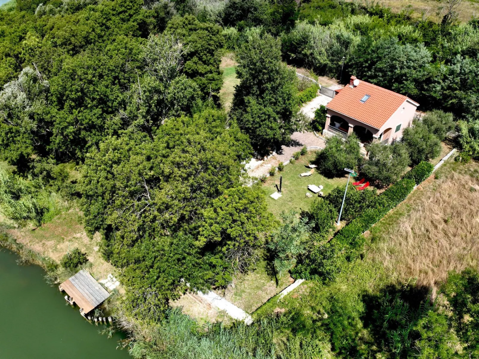 Am Fluss gelegenes Haus mit Galerieschlafplätzen-Dehors