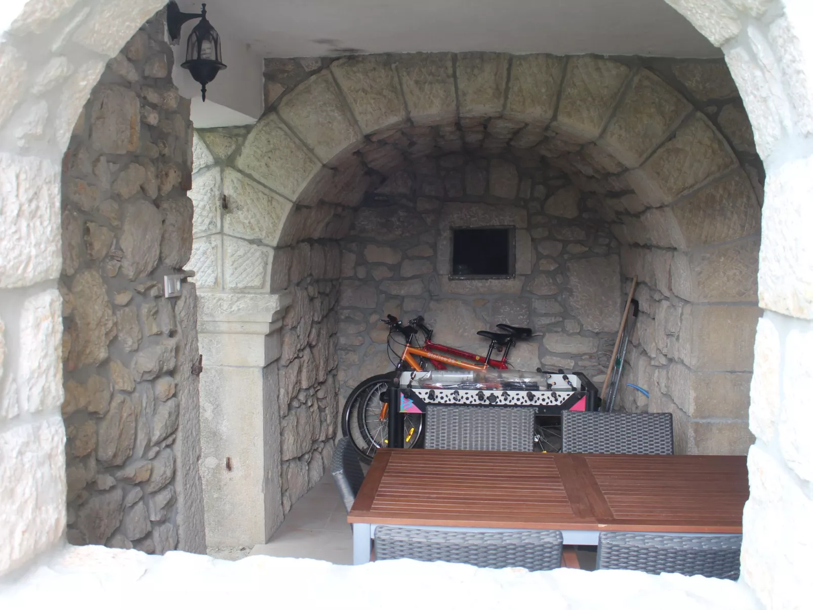 Geräumige Villa mit drei Schlafzimmern und einem ruhigen Garten-Outside