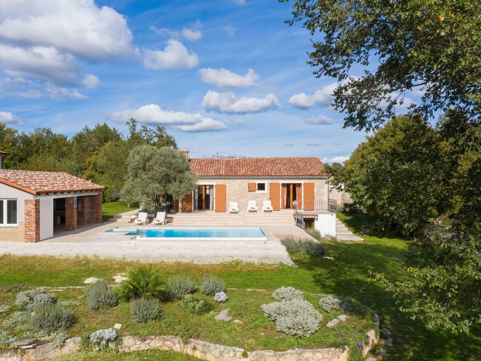 Haus in Bertoši mit privatem Pool-Outside