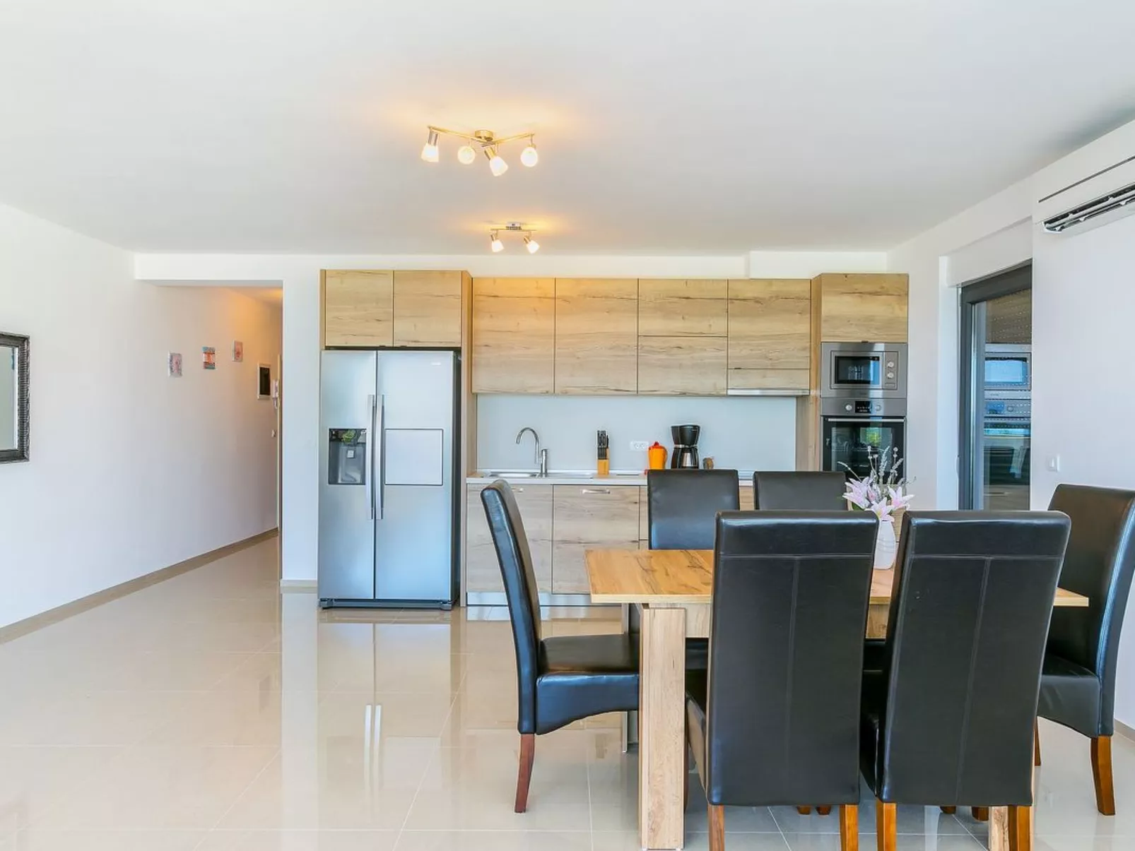 Wohnung "Deneris" mit Terrasse-Drinnen