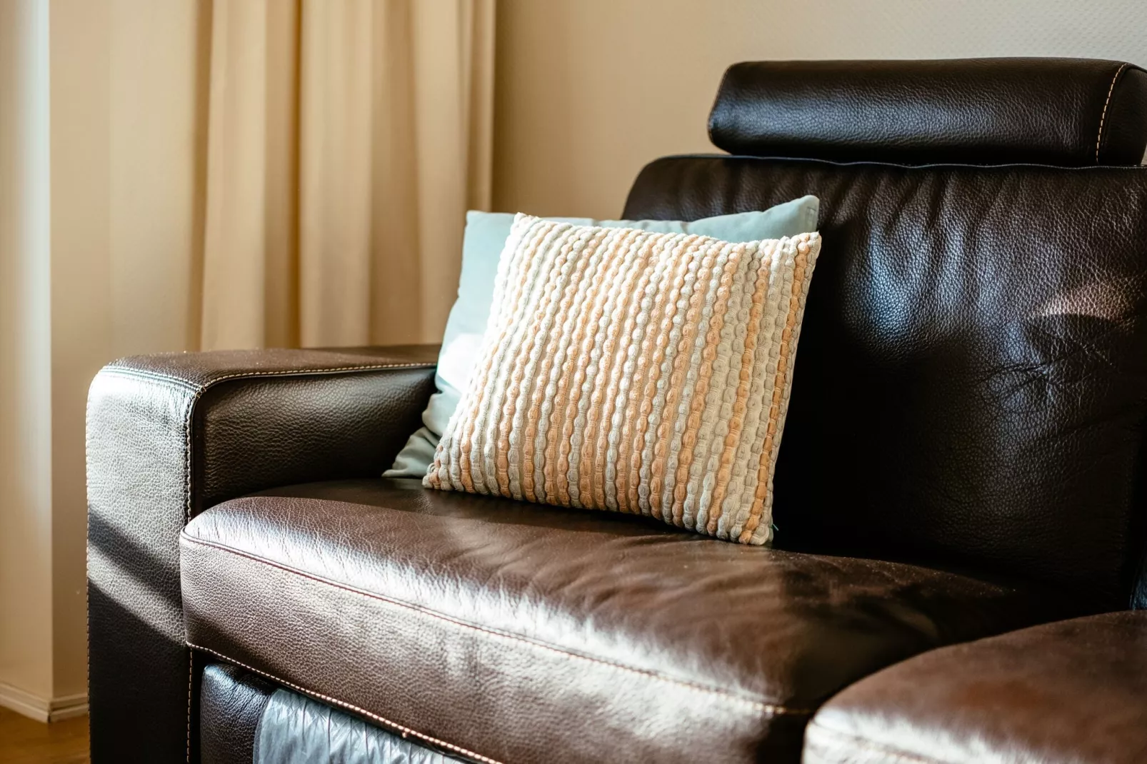 Abbeye 201-Living room