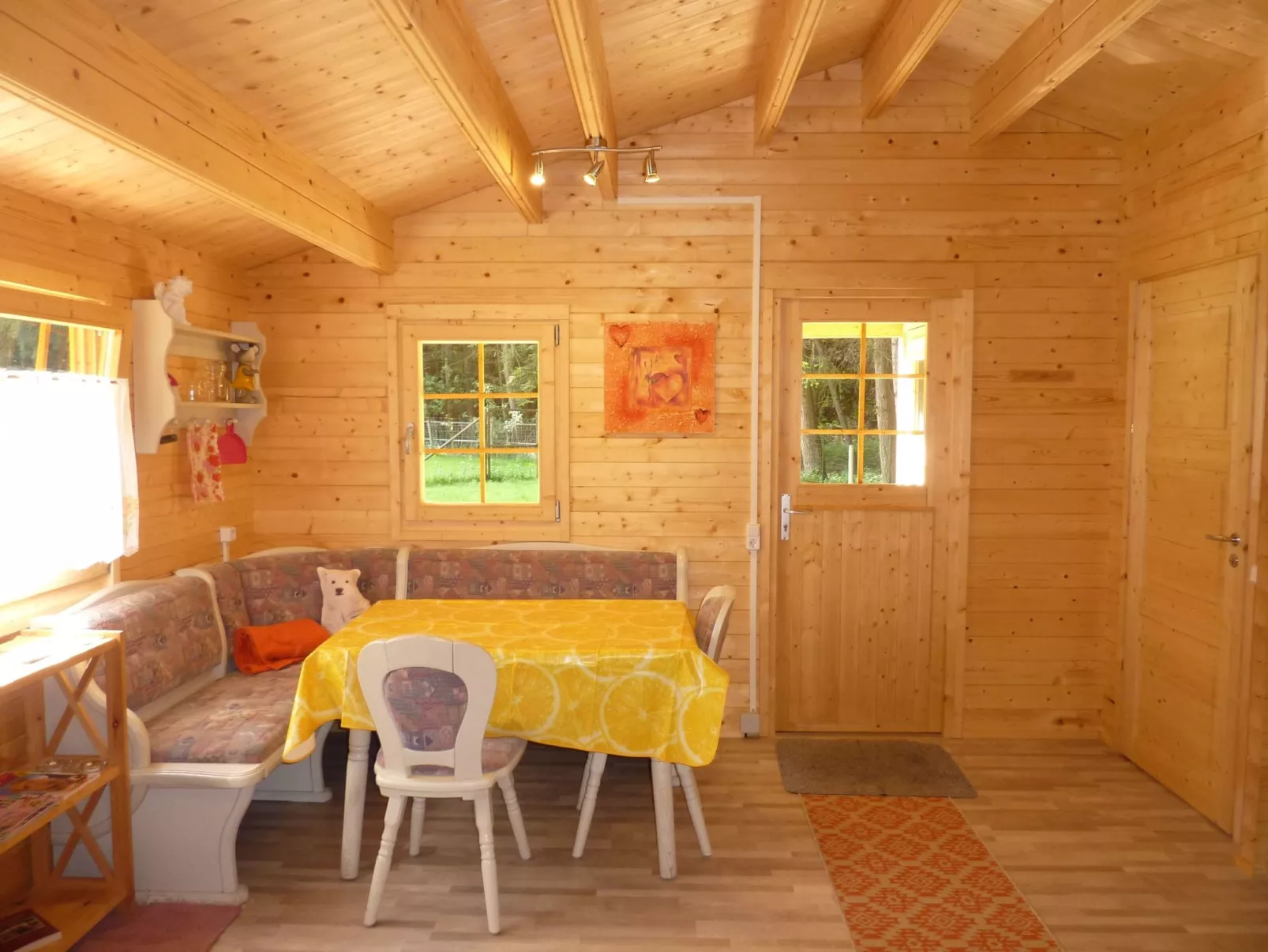 Holz-Blockhaus für vier Personen mit Terrasse-Inside