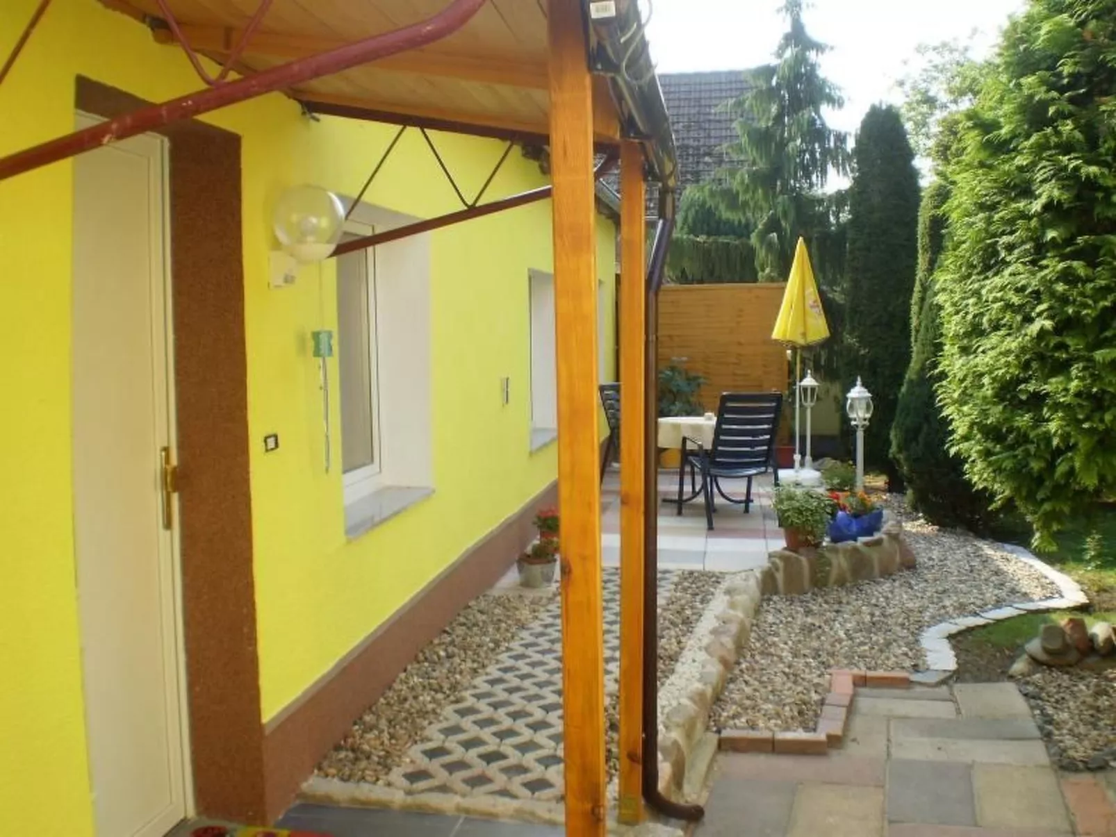 Gemütliche Wohnung mit Terrasse-Outside