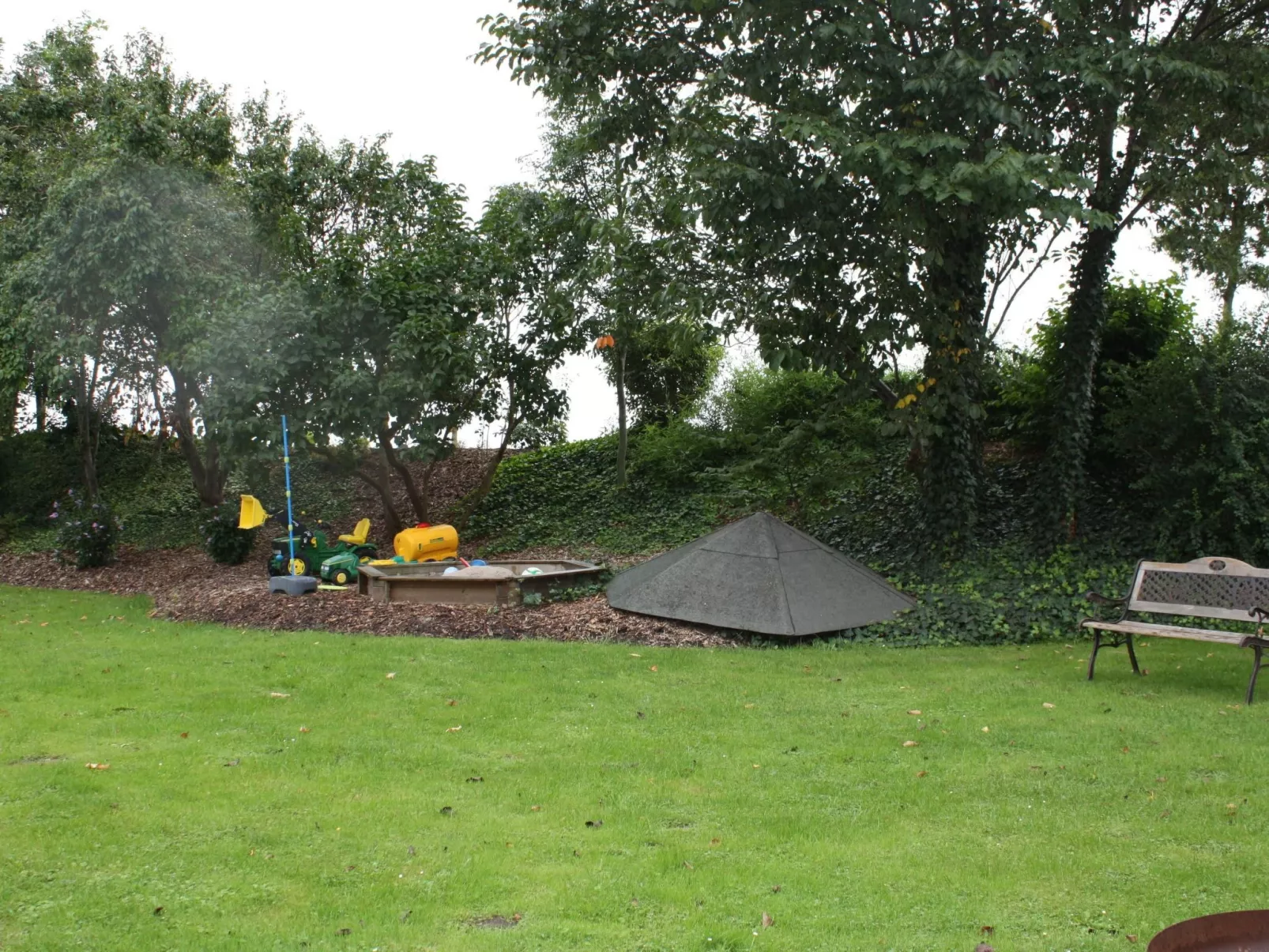 Mit kleinem Garten und Grill-Draußen