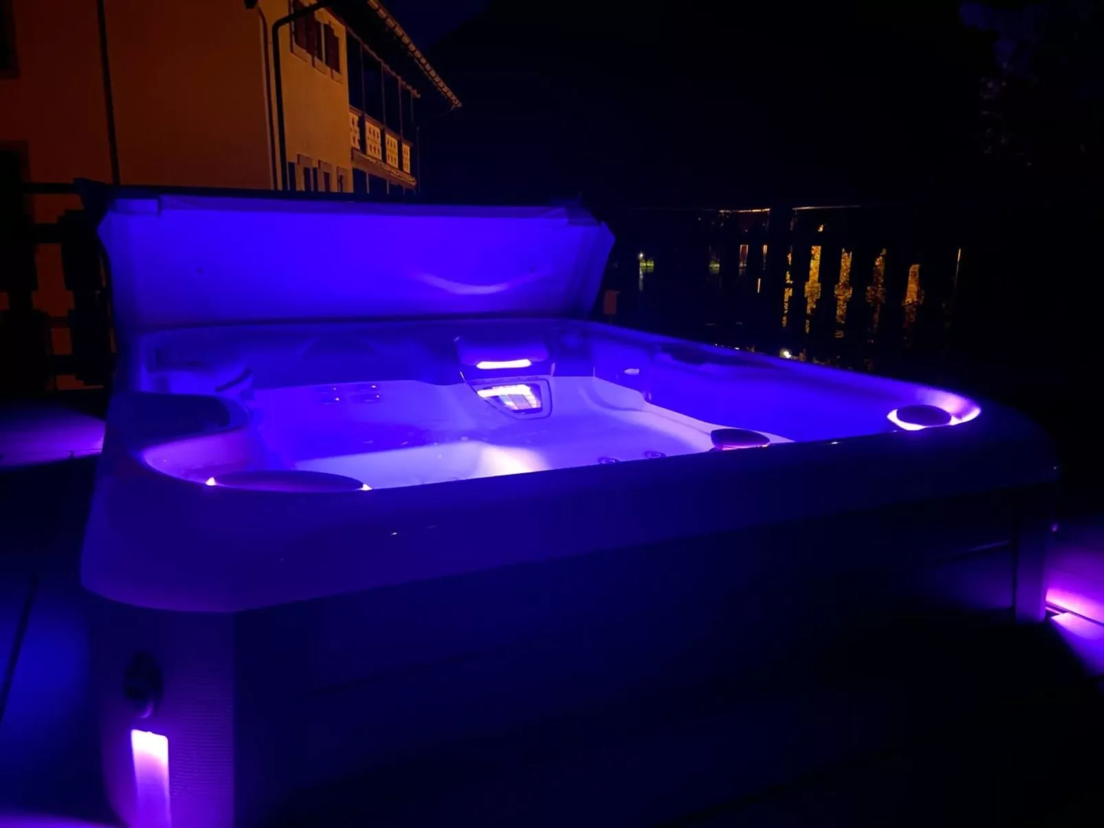 Chalet mit Seeblick, Jacuzzi, Sauna und Garten-Image-tags.info