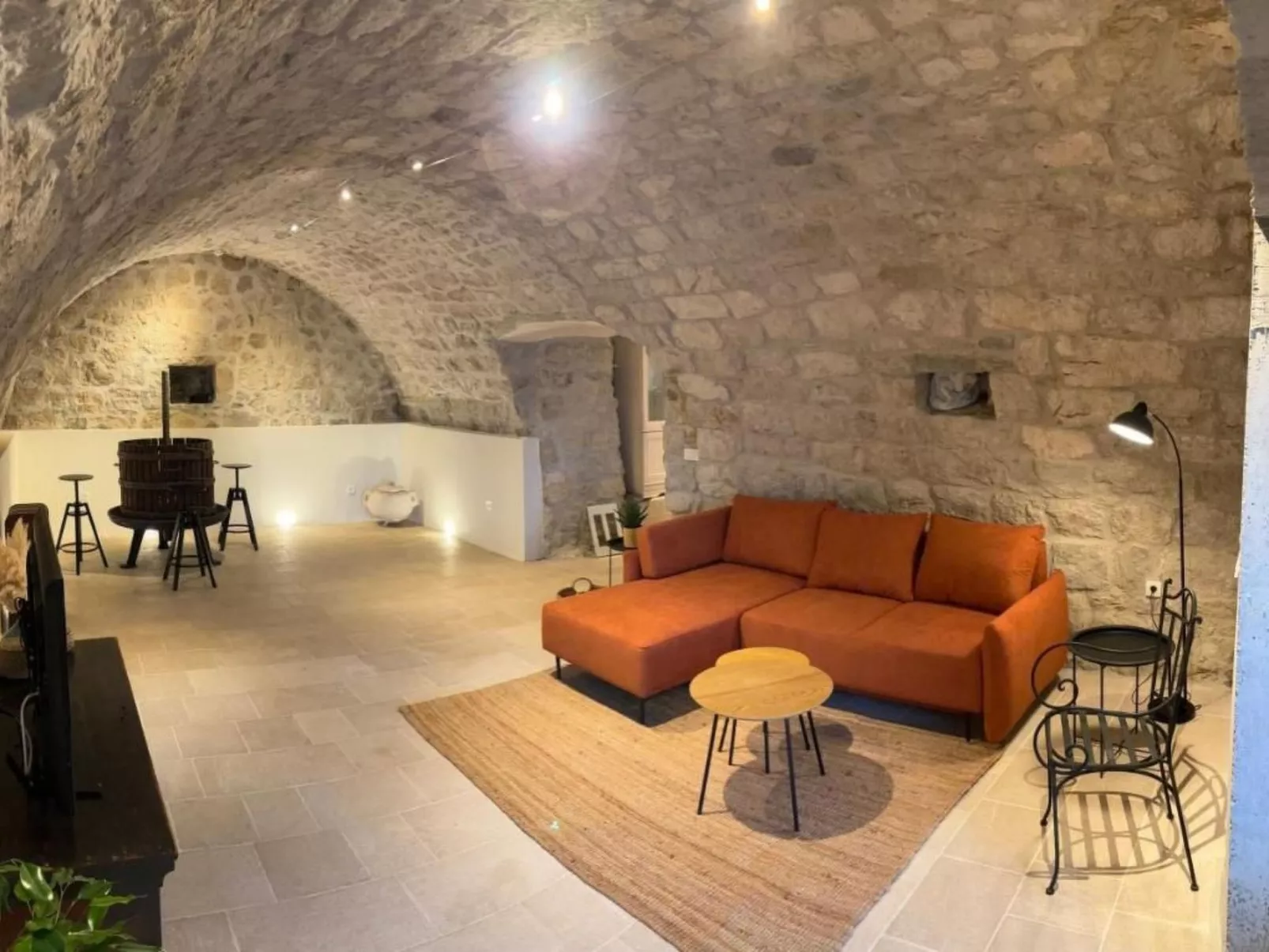 Schönes Steinhaus mit beheiztem Pool, Terrasse m-Drinnen