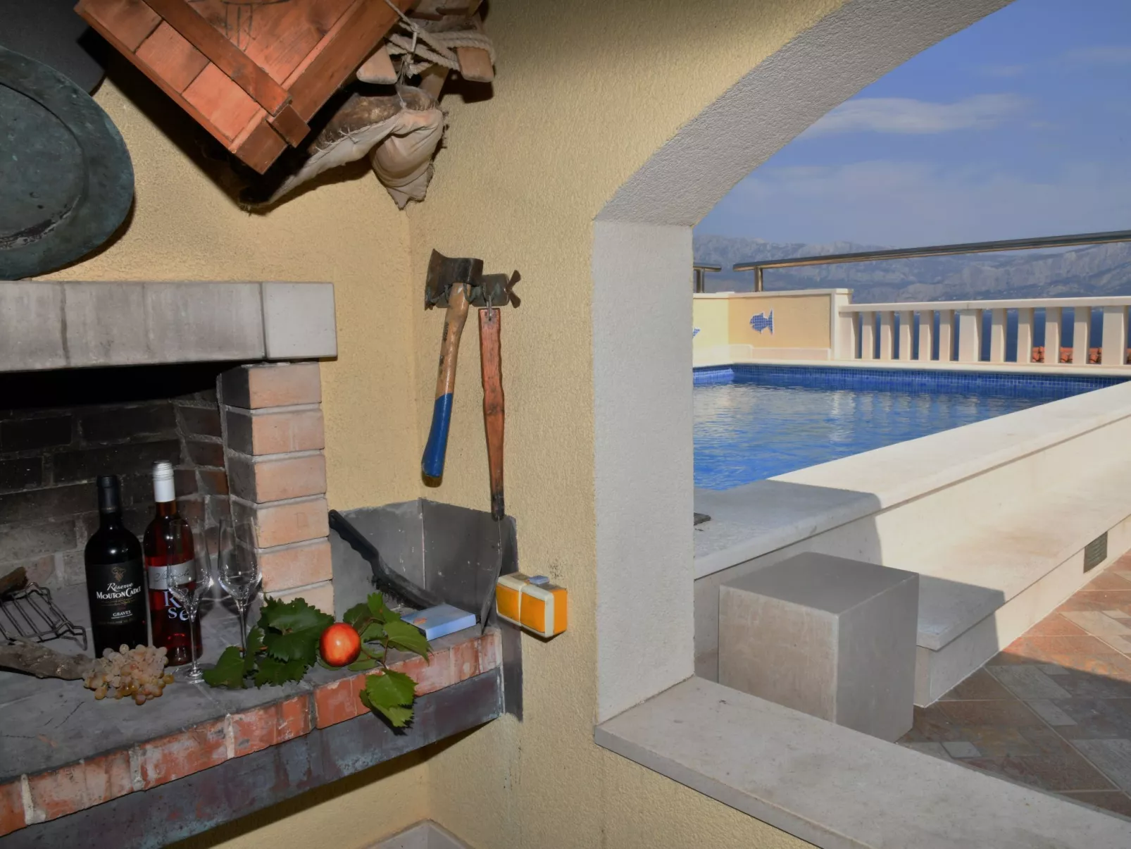 Ferienvilla in ruhiger Lage mit Pool-Draußen