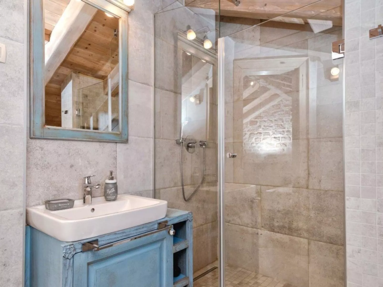 Villa Aristea bestehend aus drei Häusern-Drinnen