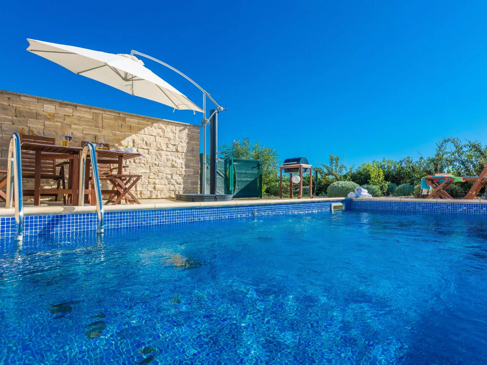 "Miri Melon" mit eigenem Pool-Draußen