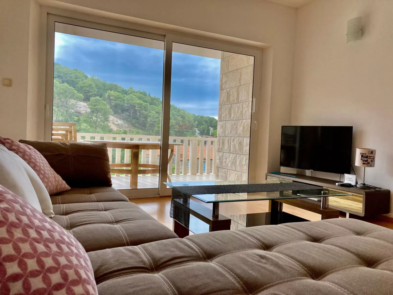 In Povlja mit gemeinschaftlichem Parkplatz-Dedans