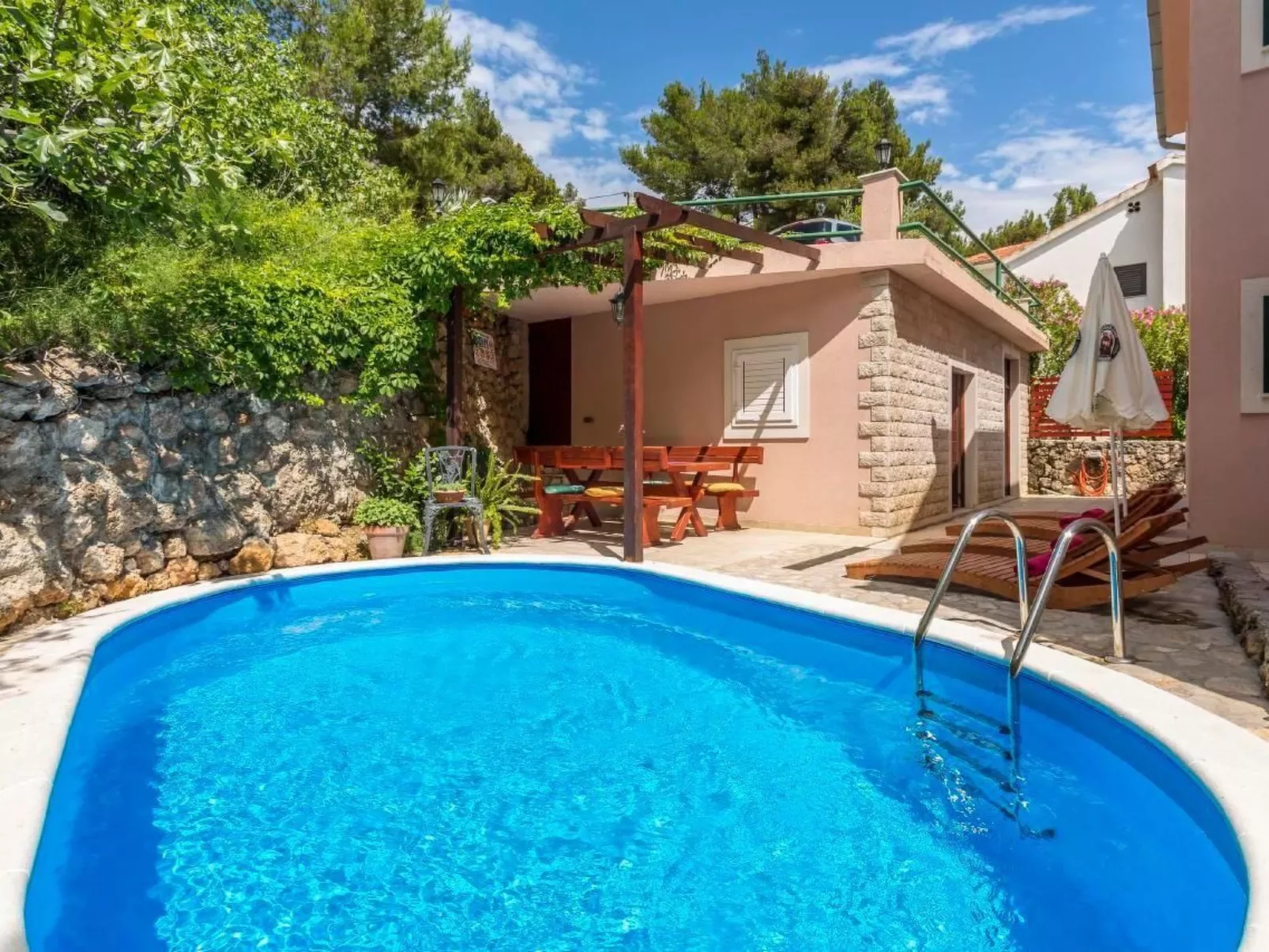 Charmantes Ferienhaus in Medići mit Privatem Pool-Draußen