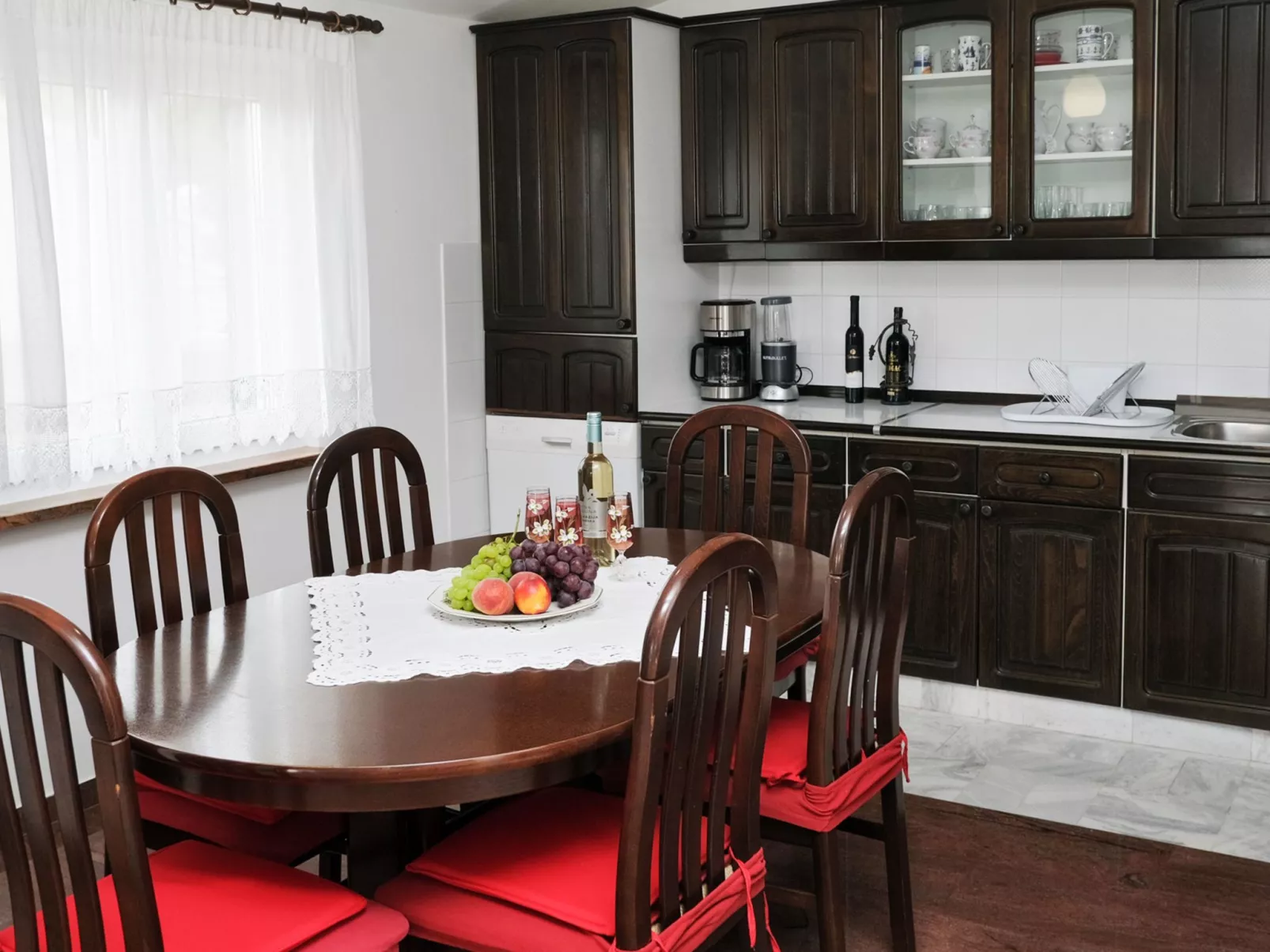 Große Ferienwohnung in Duće mit Privatem Balkon und Meerblick-Inside