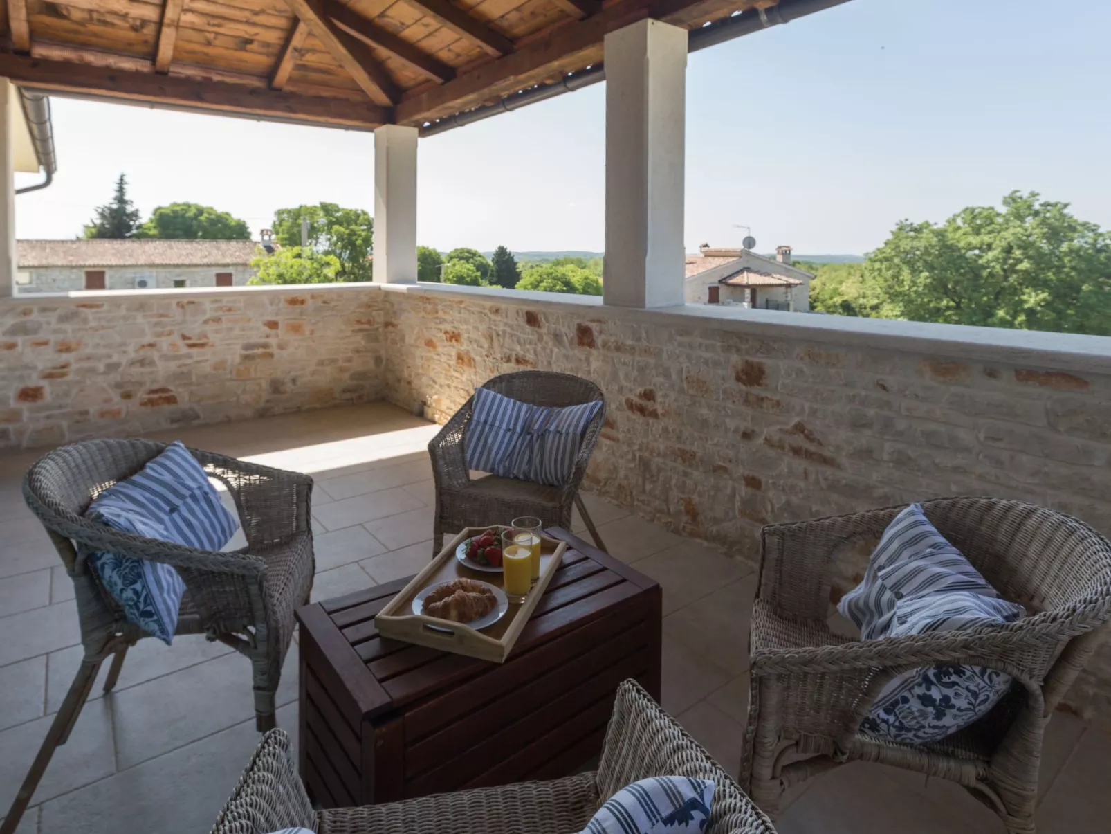 Villa mit Pool, Garten und Sommerküche-Inside