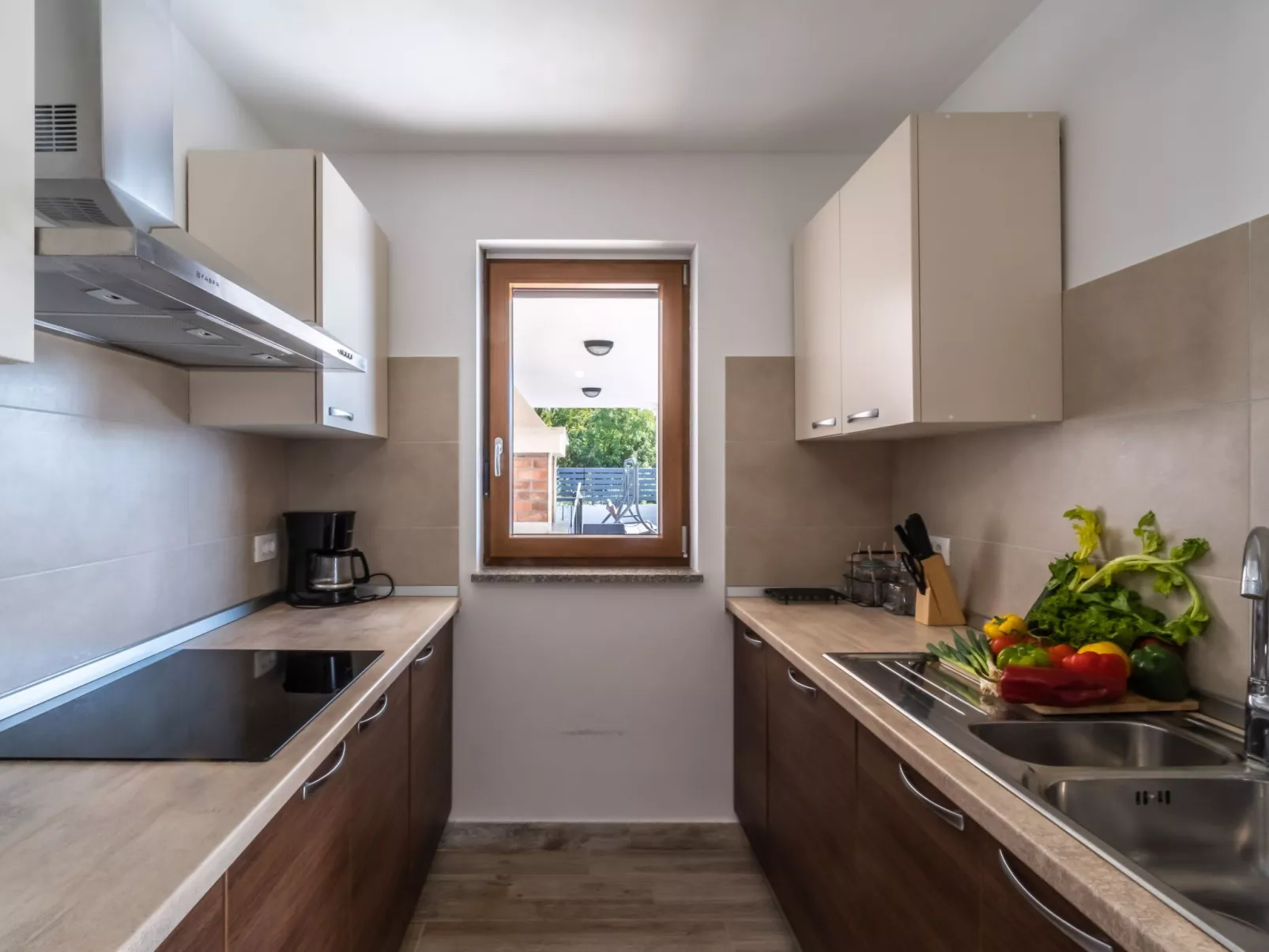 Elegantes Escape mit Pool und Panoramablick-Dedans