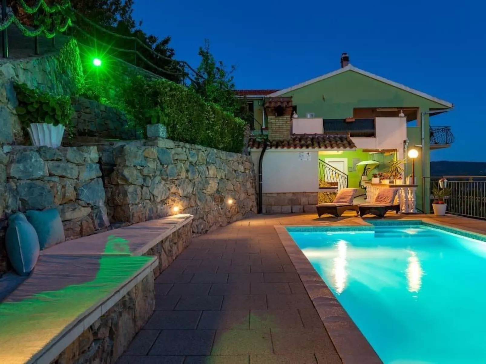 Privatwohnung mit Jacuzzi und Schwimmbad-Draußen