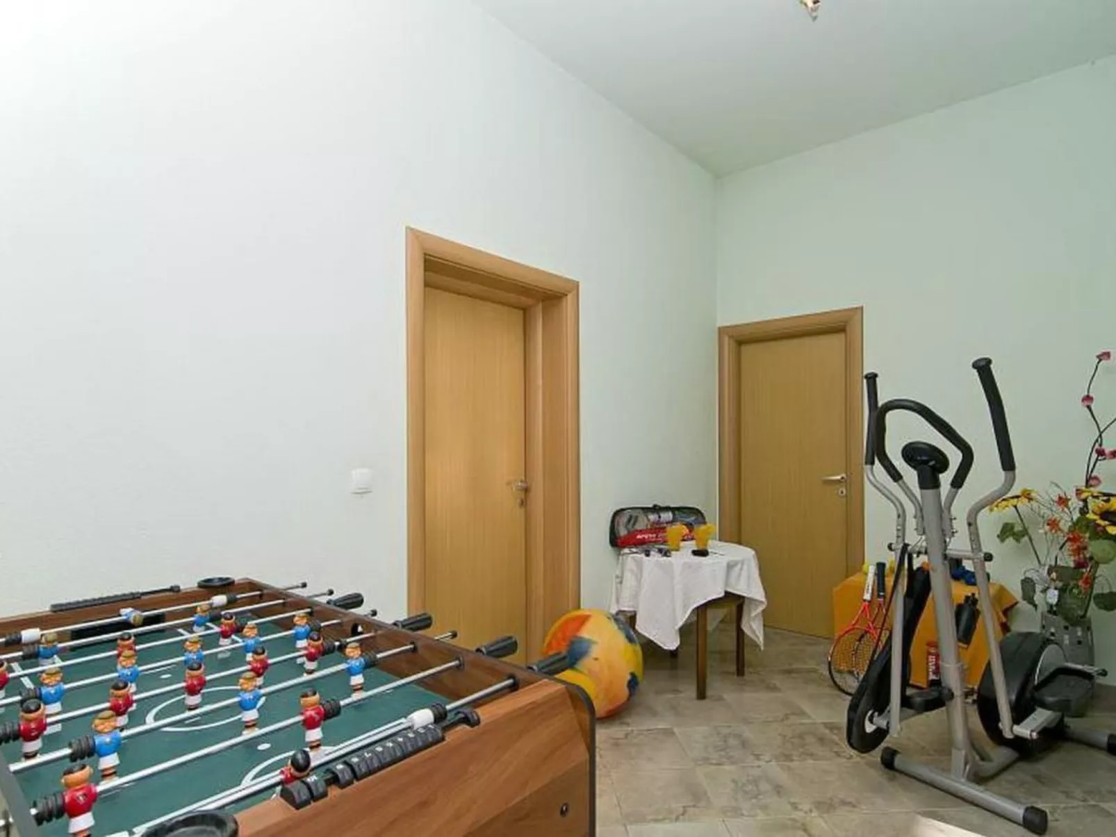 Mit Privatparkplatz-Drinnen