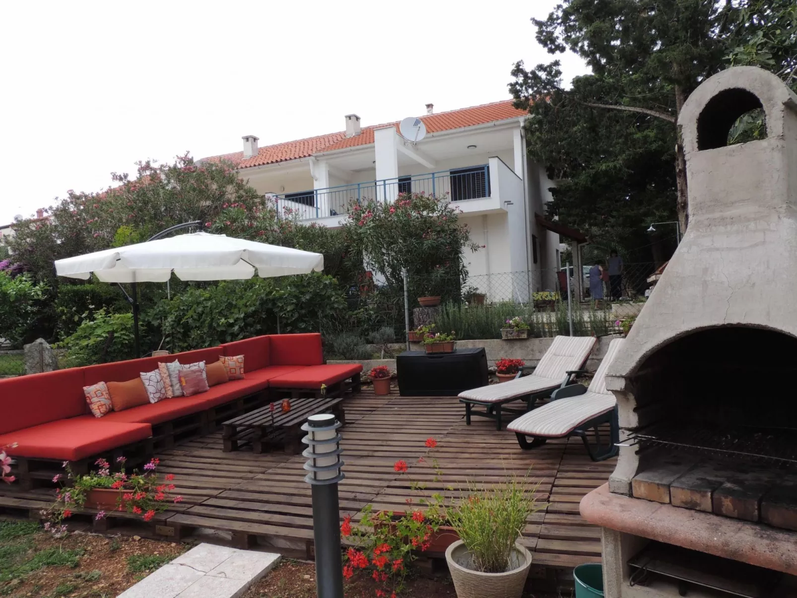 "Denona" mit Blick auf das Wasser-Image-tags.info