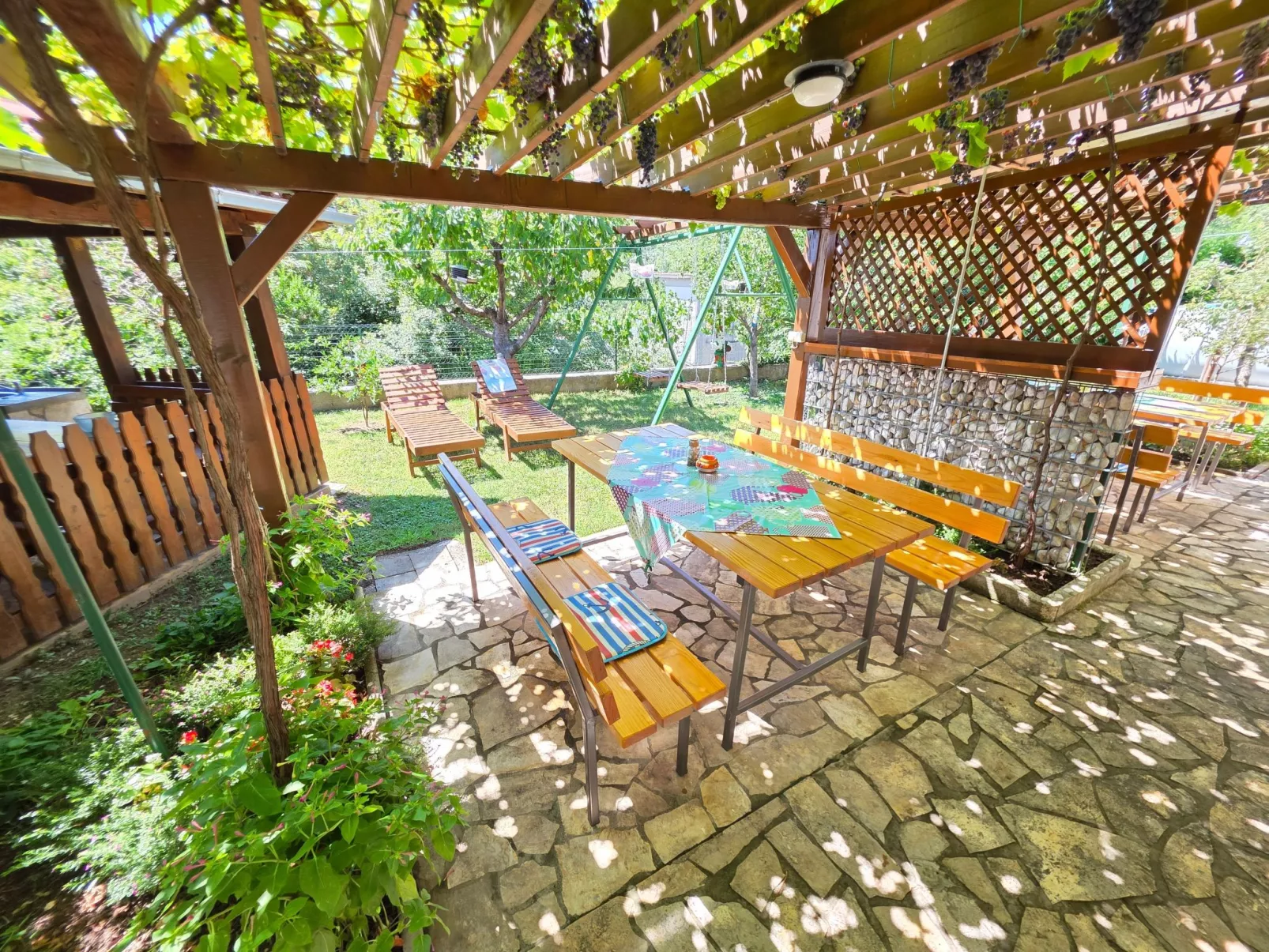 In Novi Vinodolski mit Grill, Terrasse und Garten-Outside