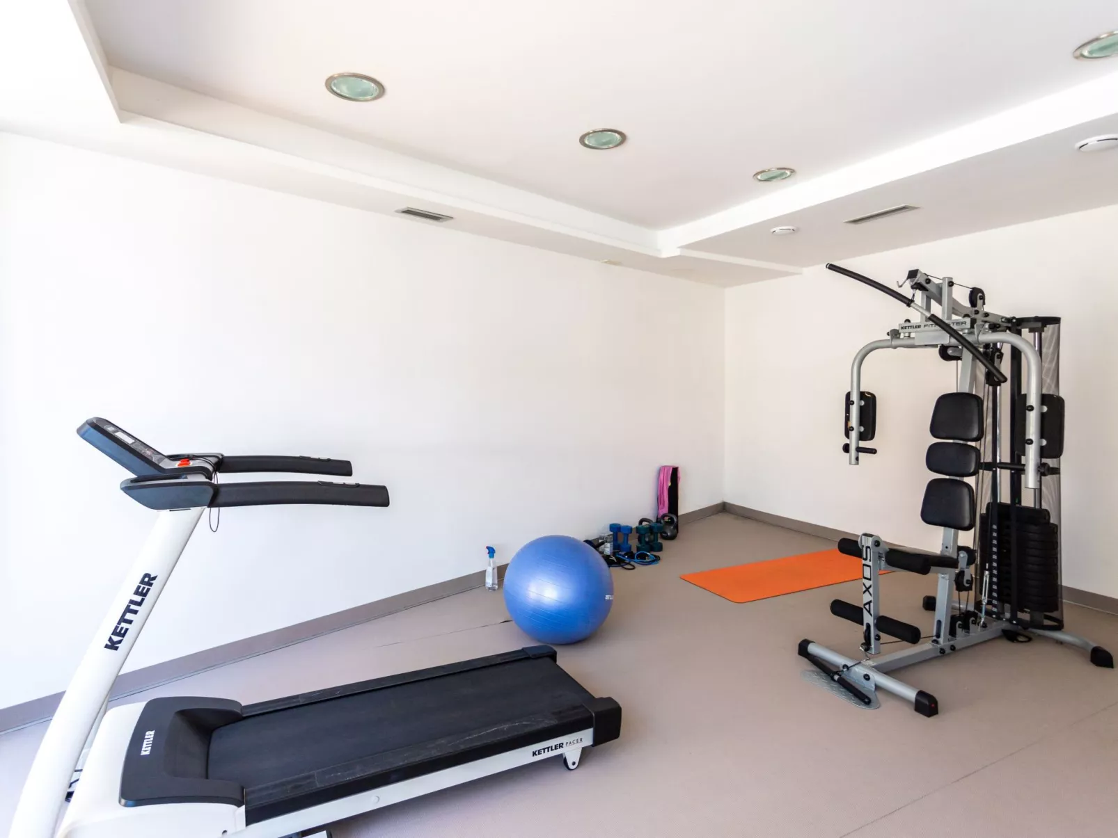 Große Ferienwohnung mit Pool, Garten und Terrasse-Inside