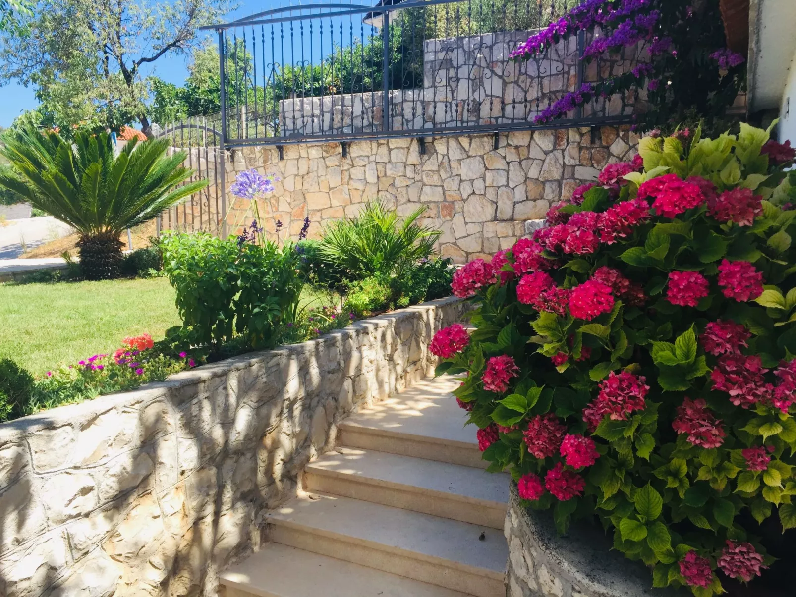 Klimatisierte Ferienwohnung in Okrug Gornji mit Gepflegtem Garten und Seeblick-Outside
