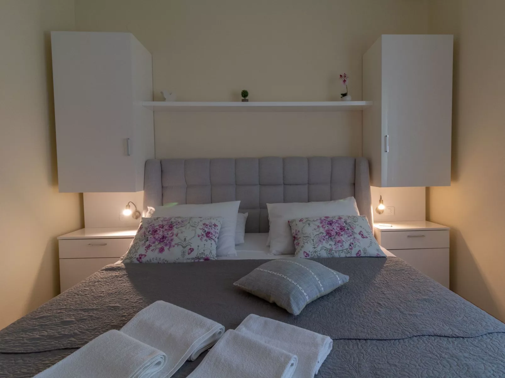 Wohnung mit Blick auf das Wasser-Drinnen