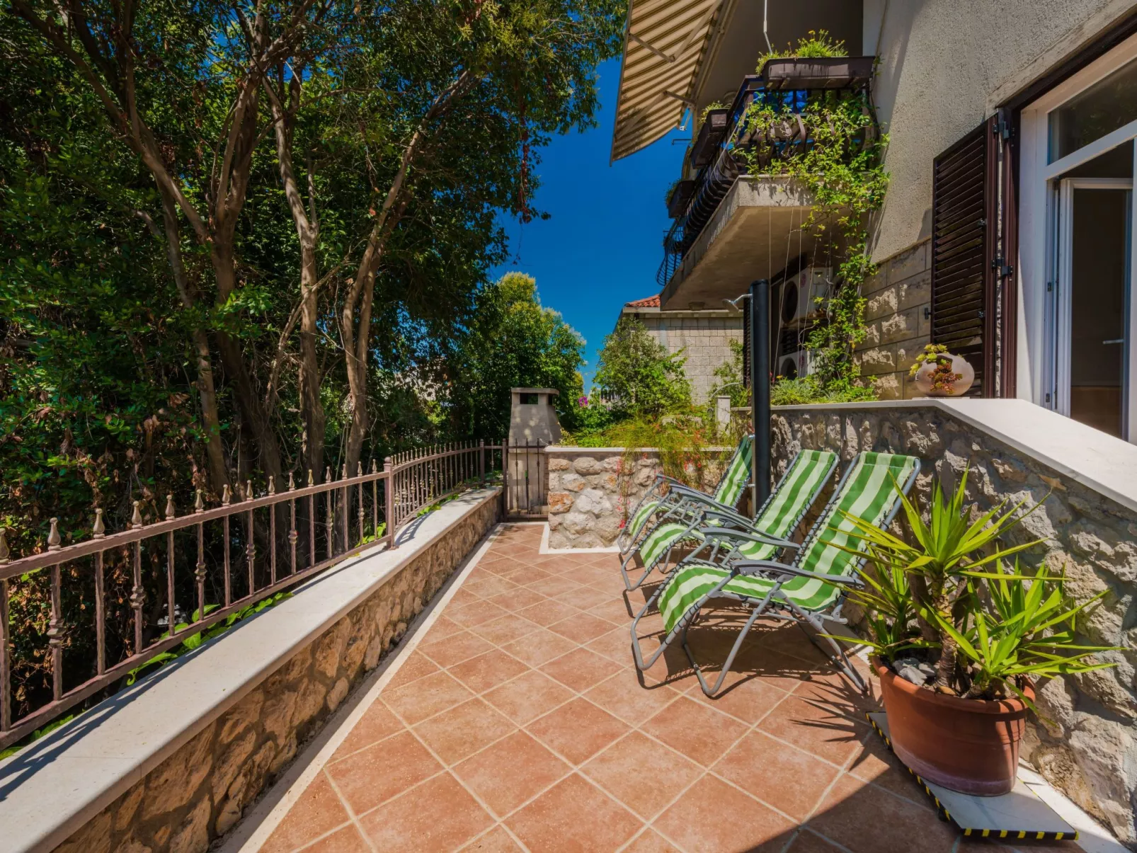 Geräumige Ferienwohnung mit eigener Terrasse-Draußen