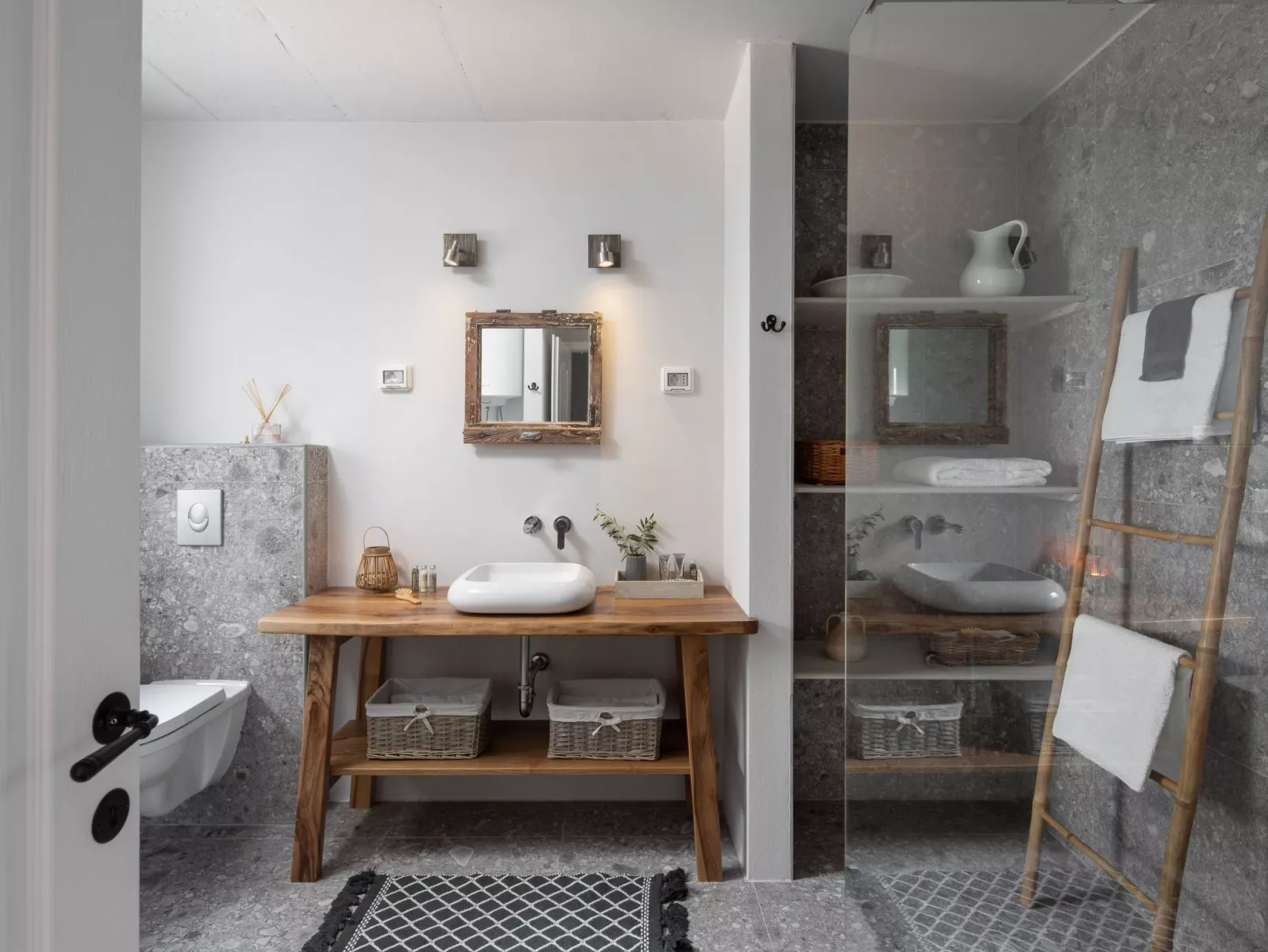 Mit eigenem Pool-Drinnen