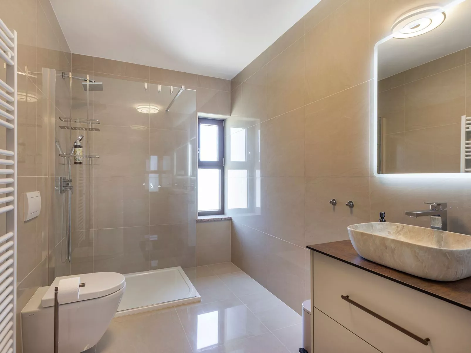 "Luxuriöse App. mit Pool"-Drinnen