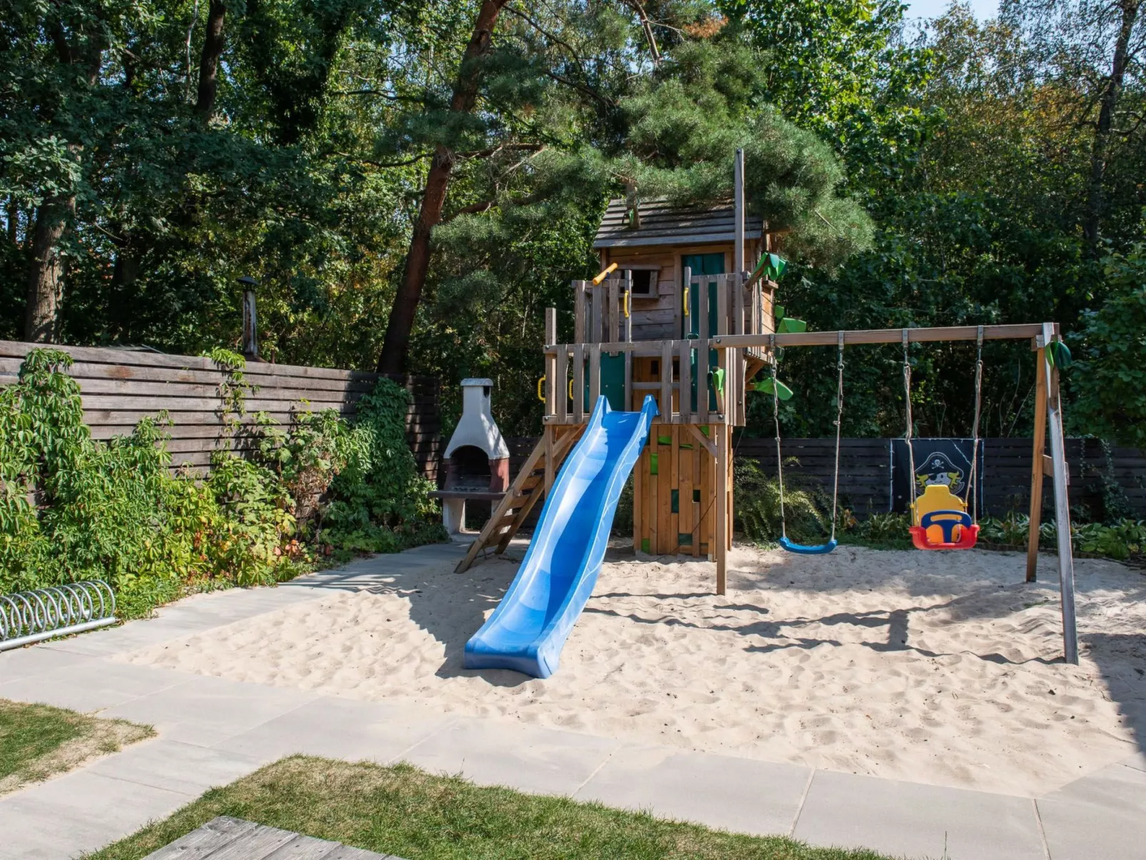 Mit privater Terrasse-Outside