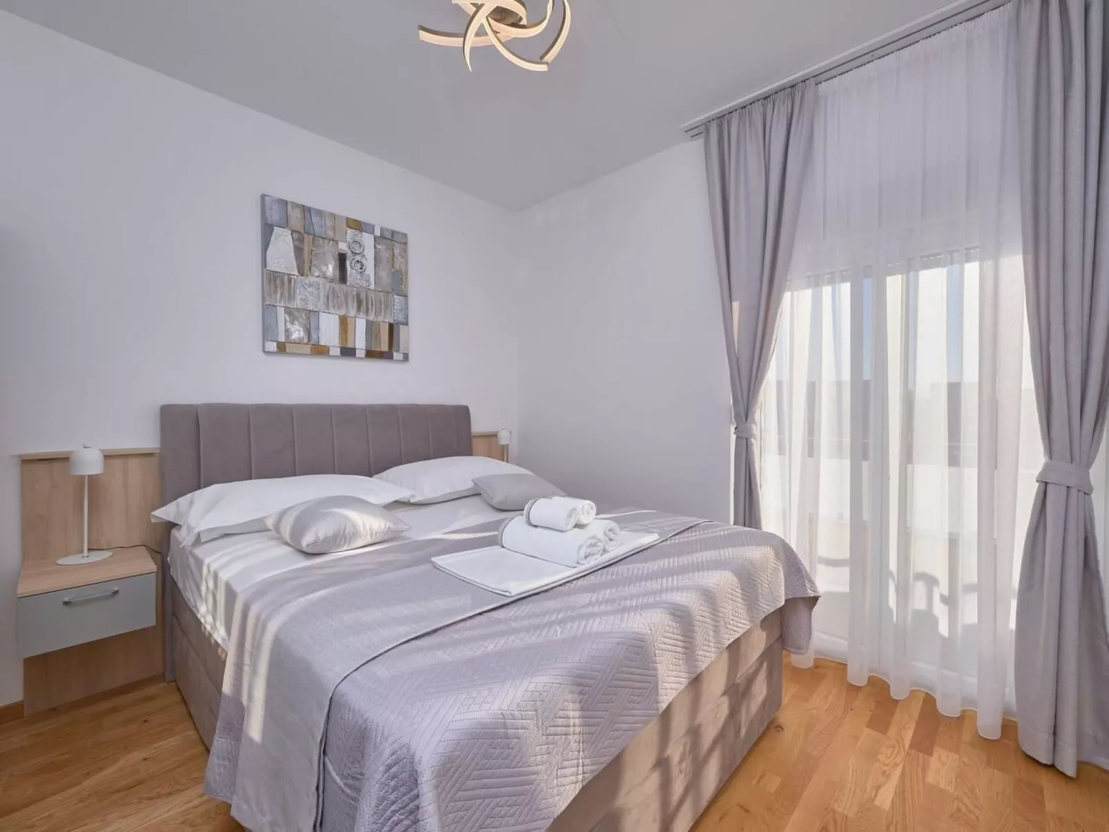 M Ganze Etage in einem geräumigen Haus mit Pool-Inside