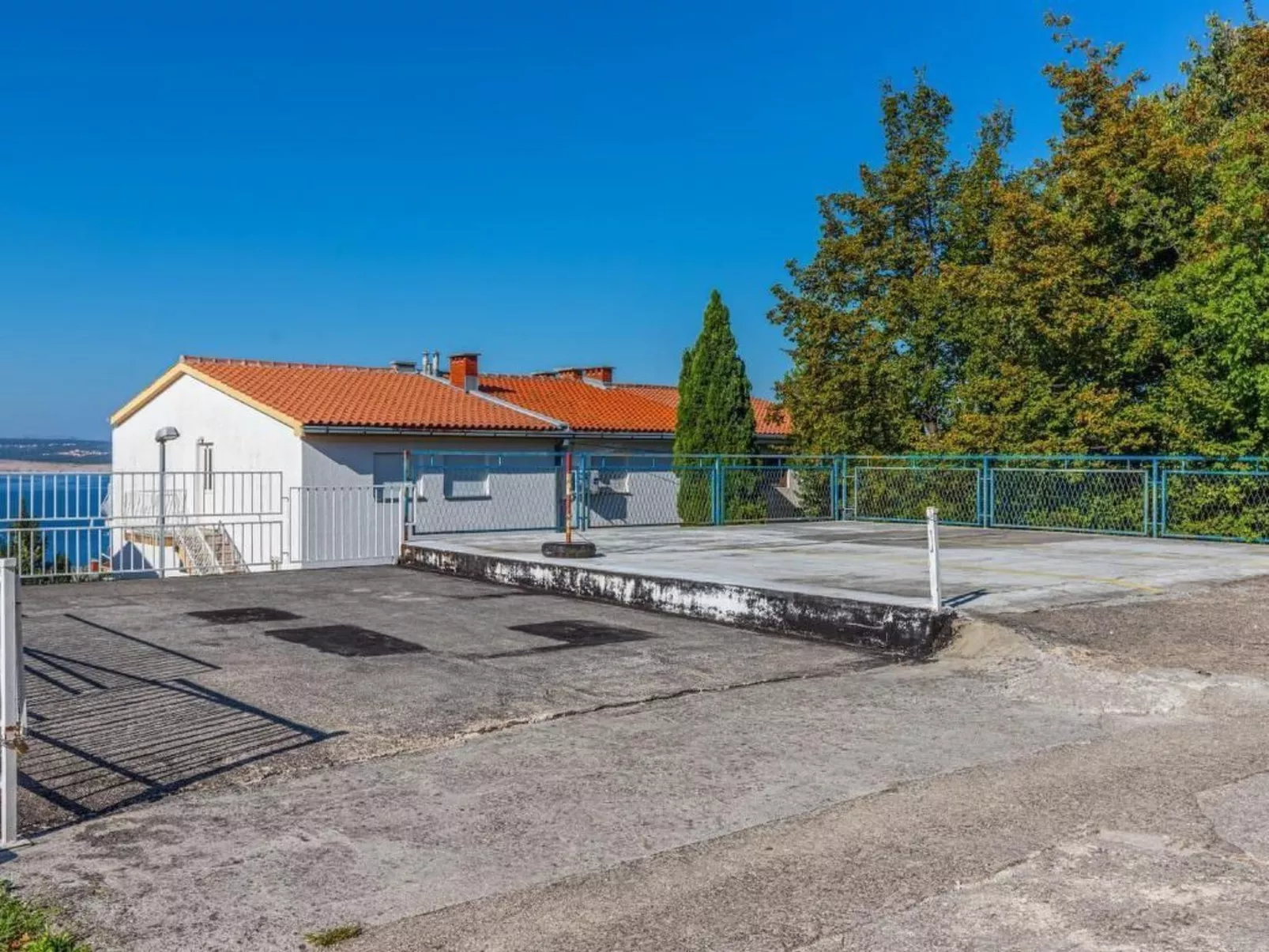 In Dramalj mit Terrasse und Grill-Outside