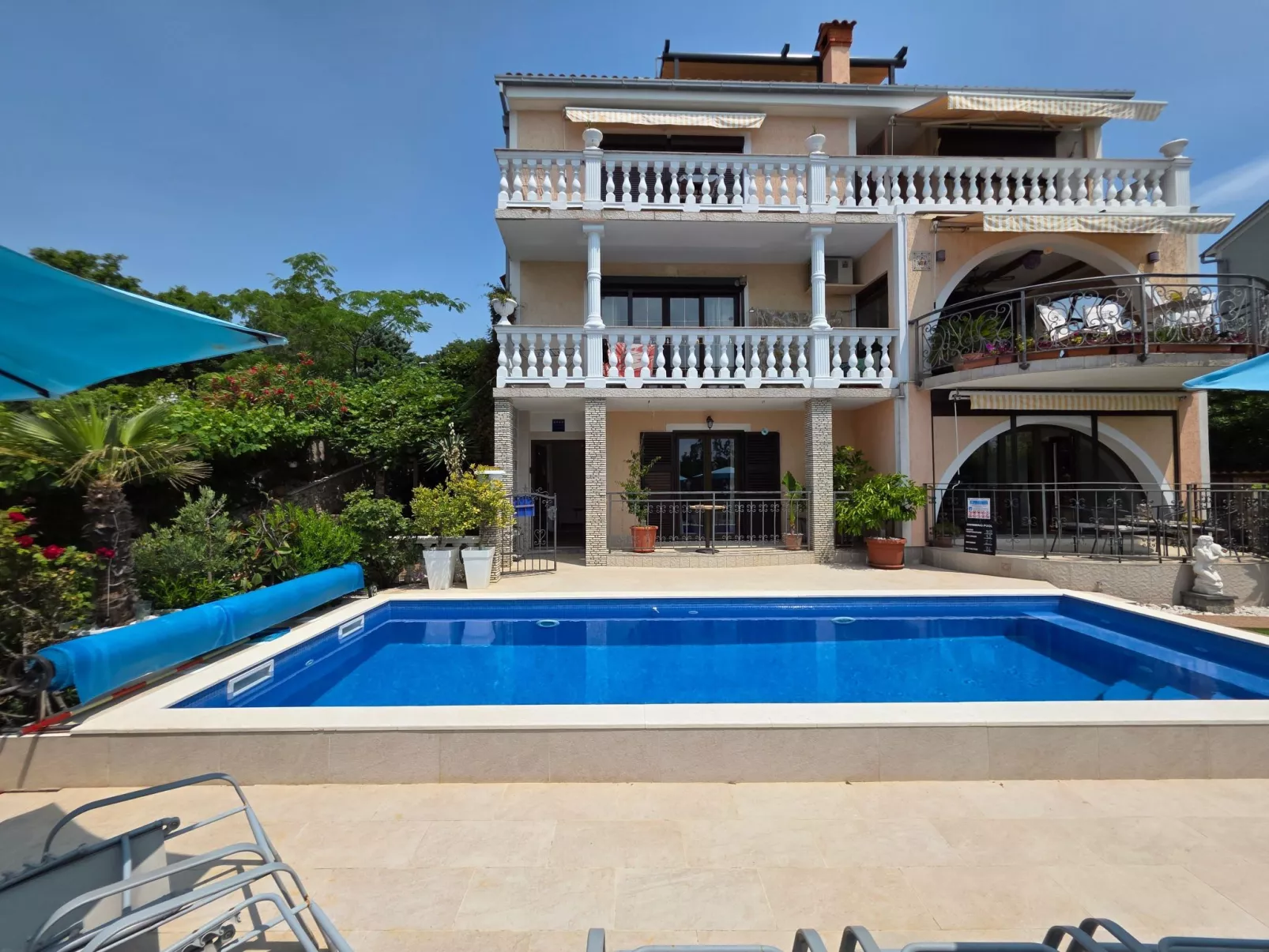 Appartement mit Balkon - gemeinsamer Pool und Terrasse-Draußen