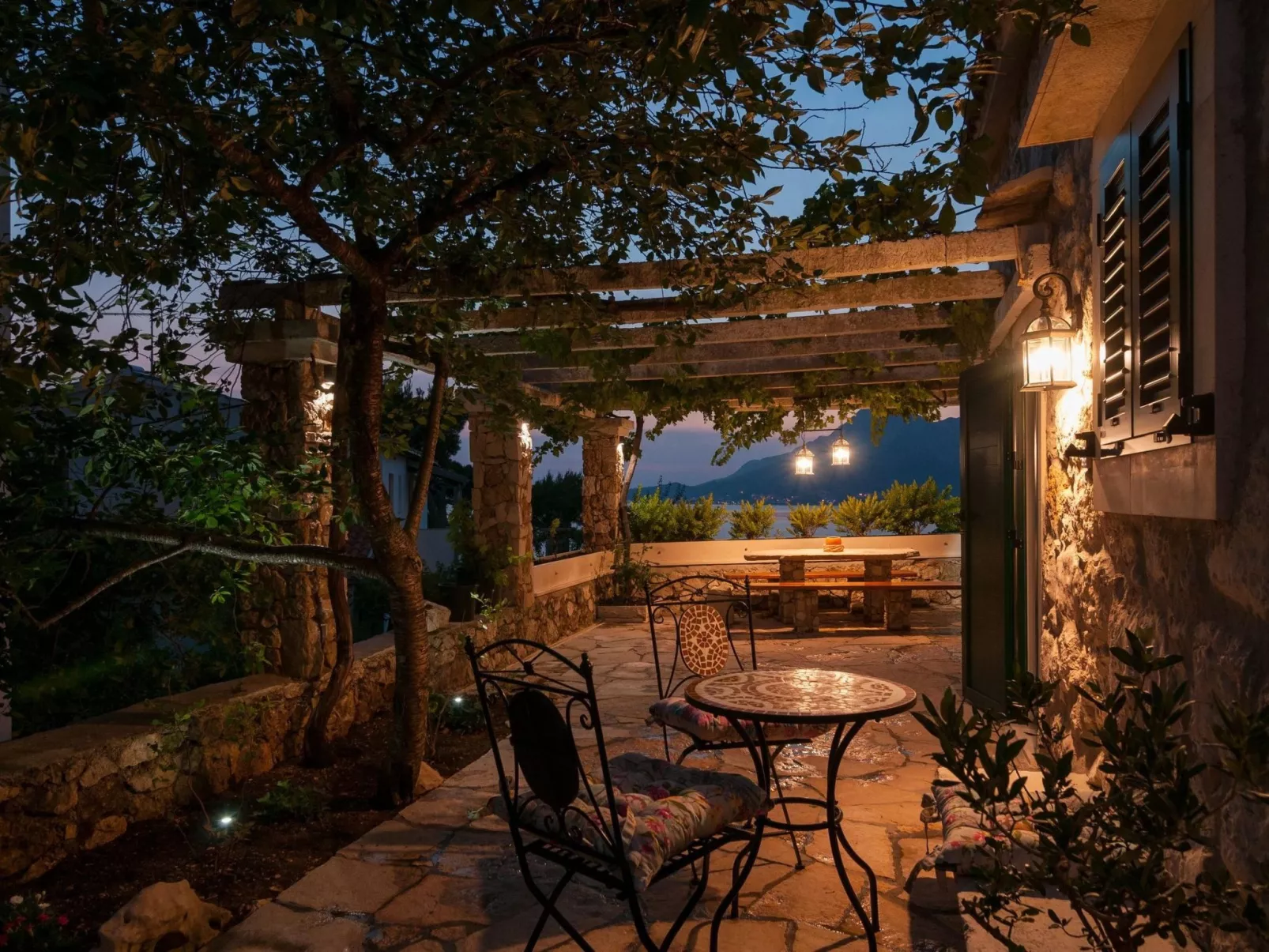 Kleine Wohnung in Omiš mit Privatem Balkon-Draußen