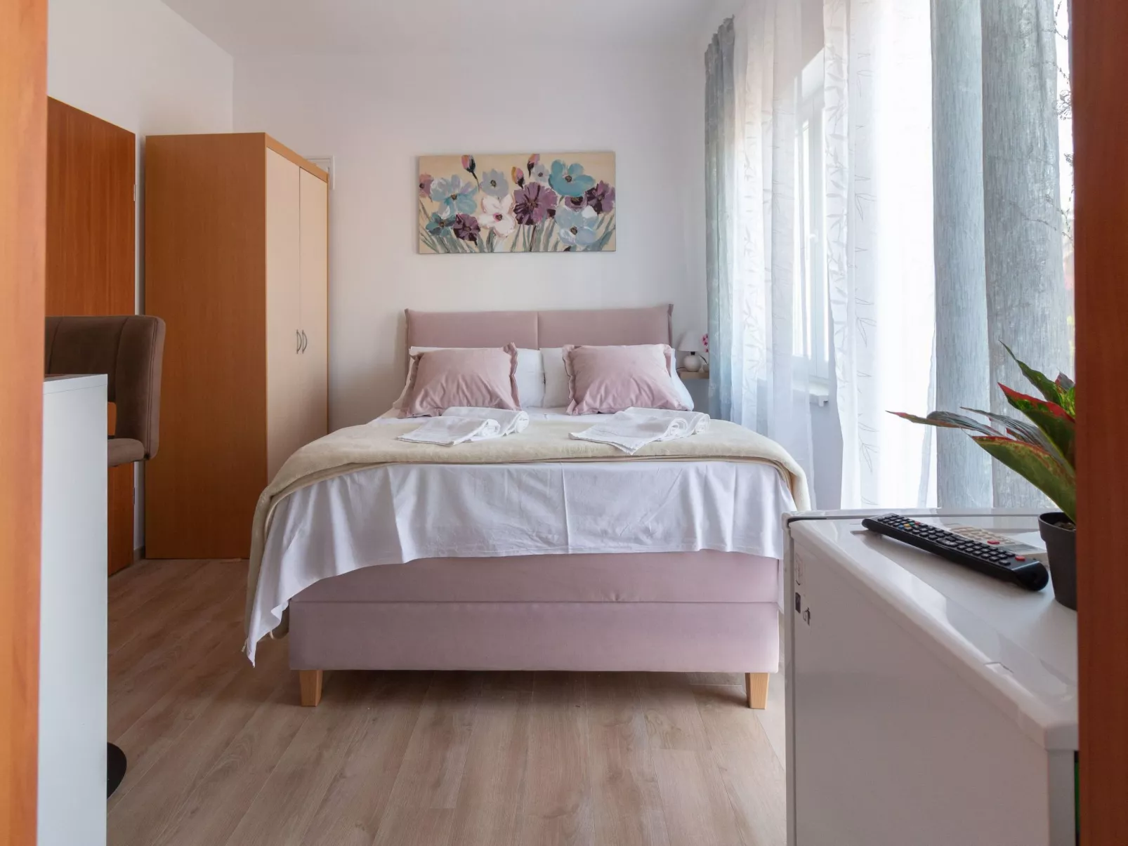 Mit Blick auf das Wasser-Drinnen