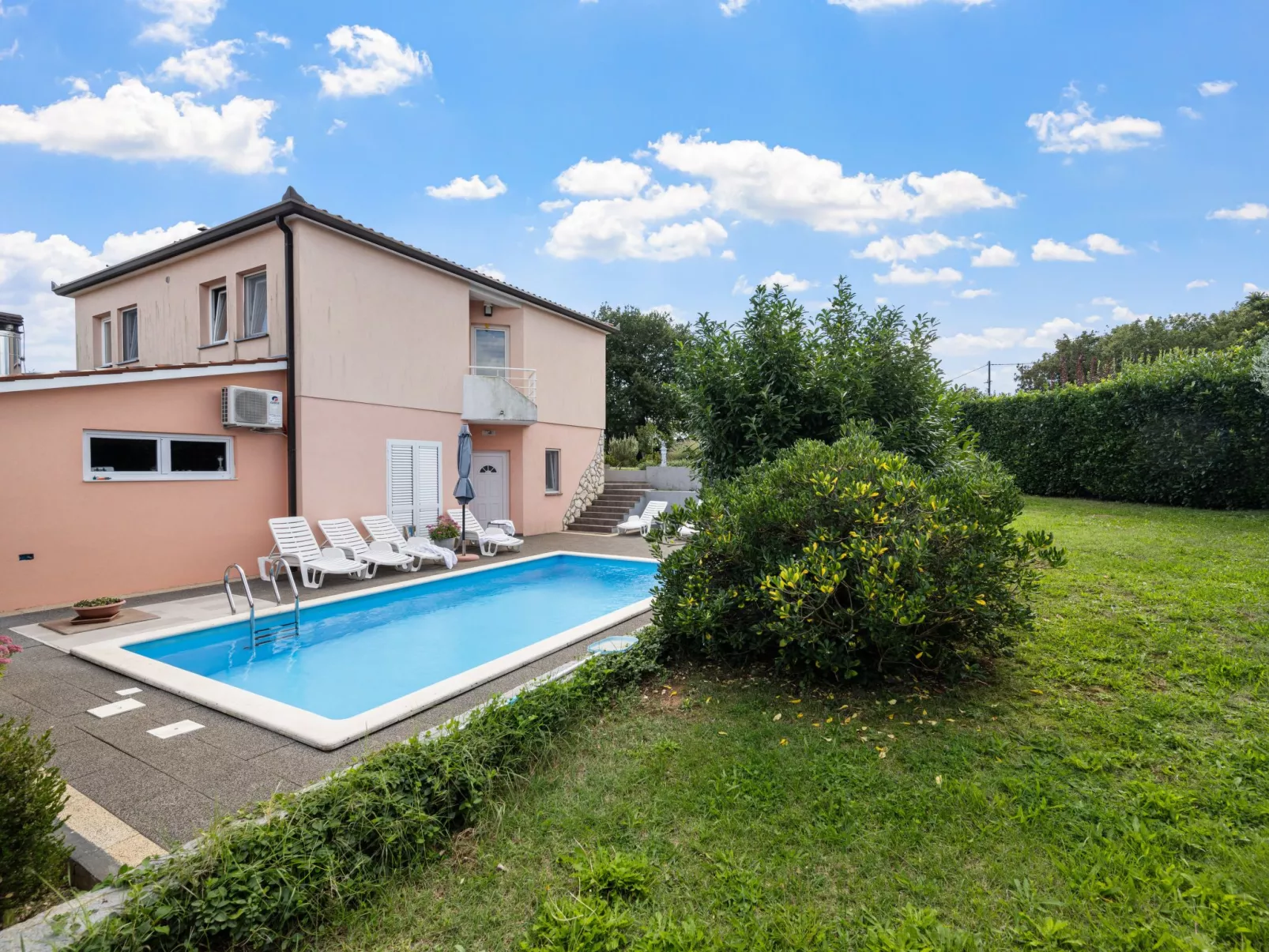 Mit Blick auf das Wasser-Draußen