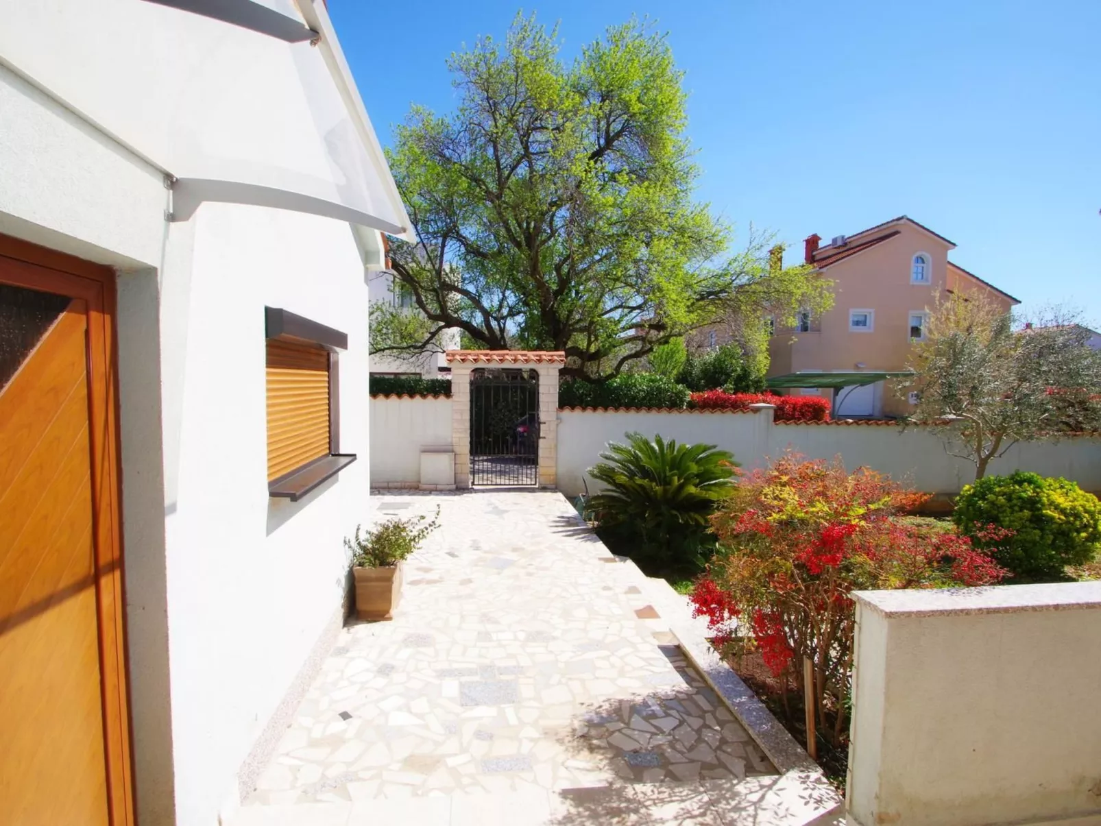 Geräumige Wohnung mit schöner Terrasse und Garten-Outside