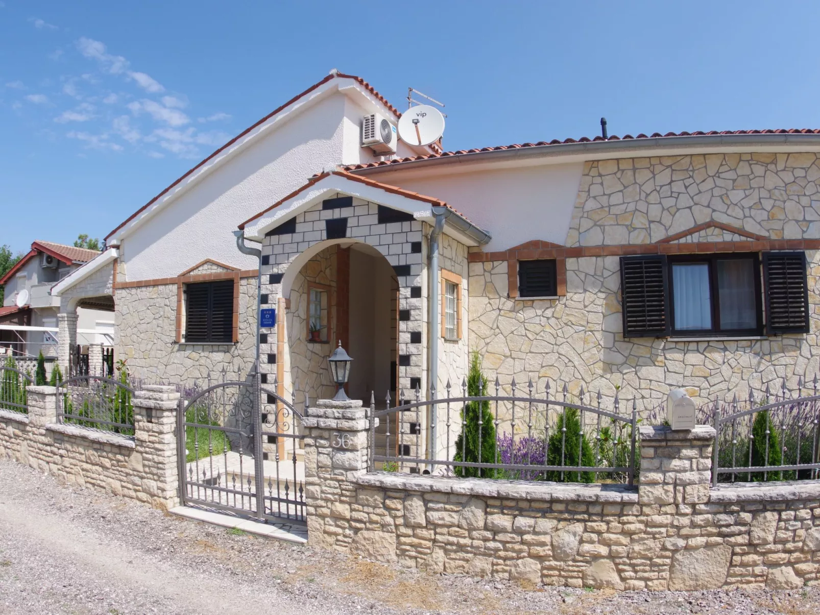 Geräumiges Ferienhaus mit 4 Schlafzimmern und privatem Pool-Draußen