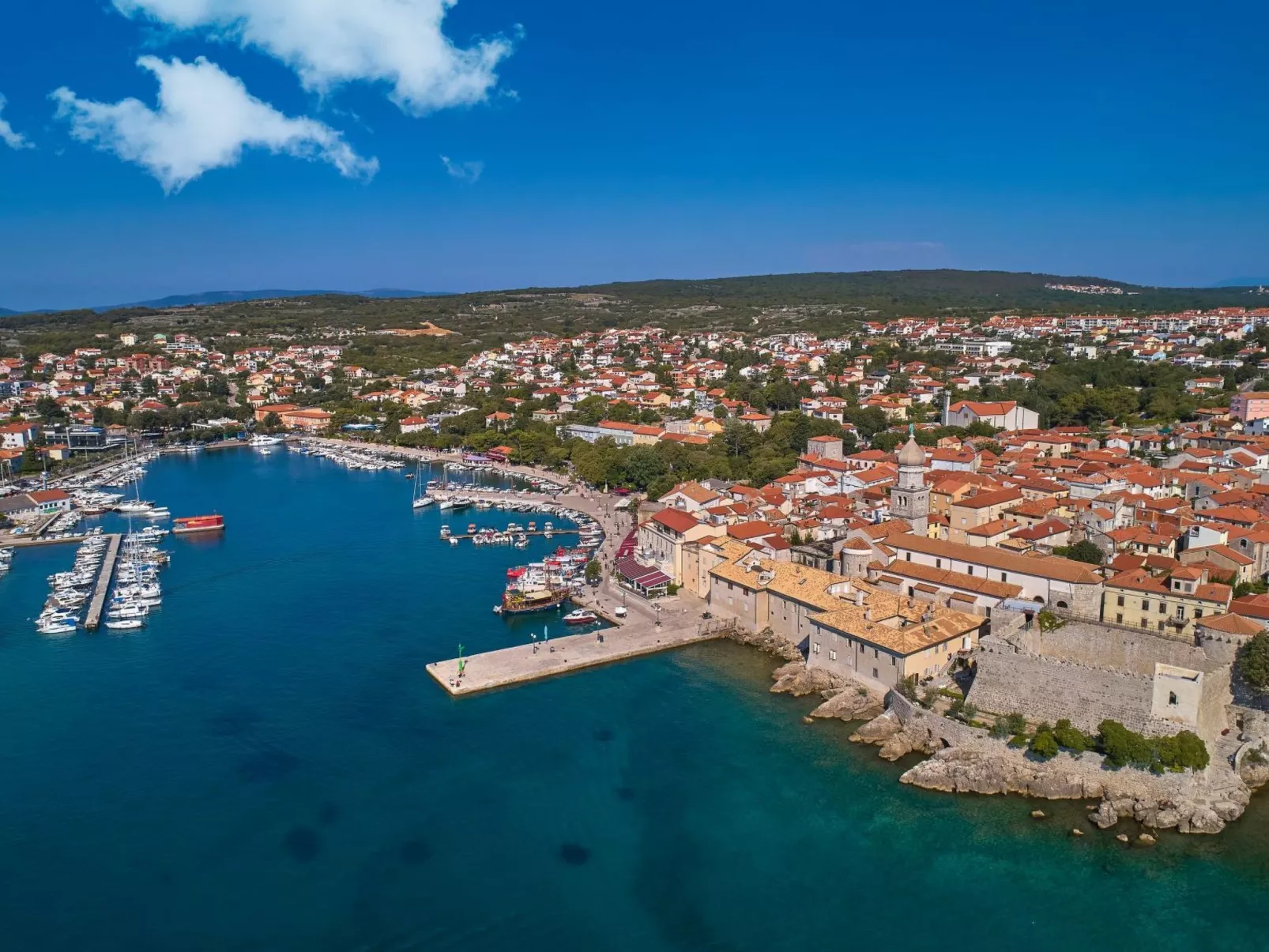 Apartment mit einem kleinen Wohn- und Essbereich und Schlafzimmer-Dehors