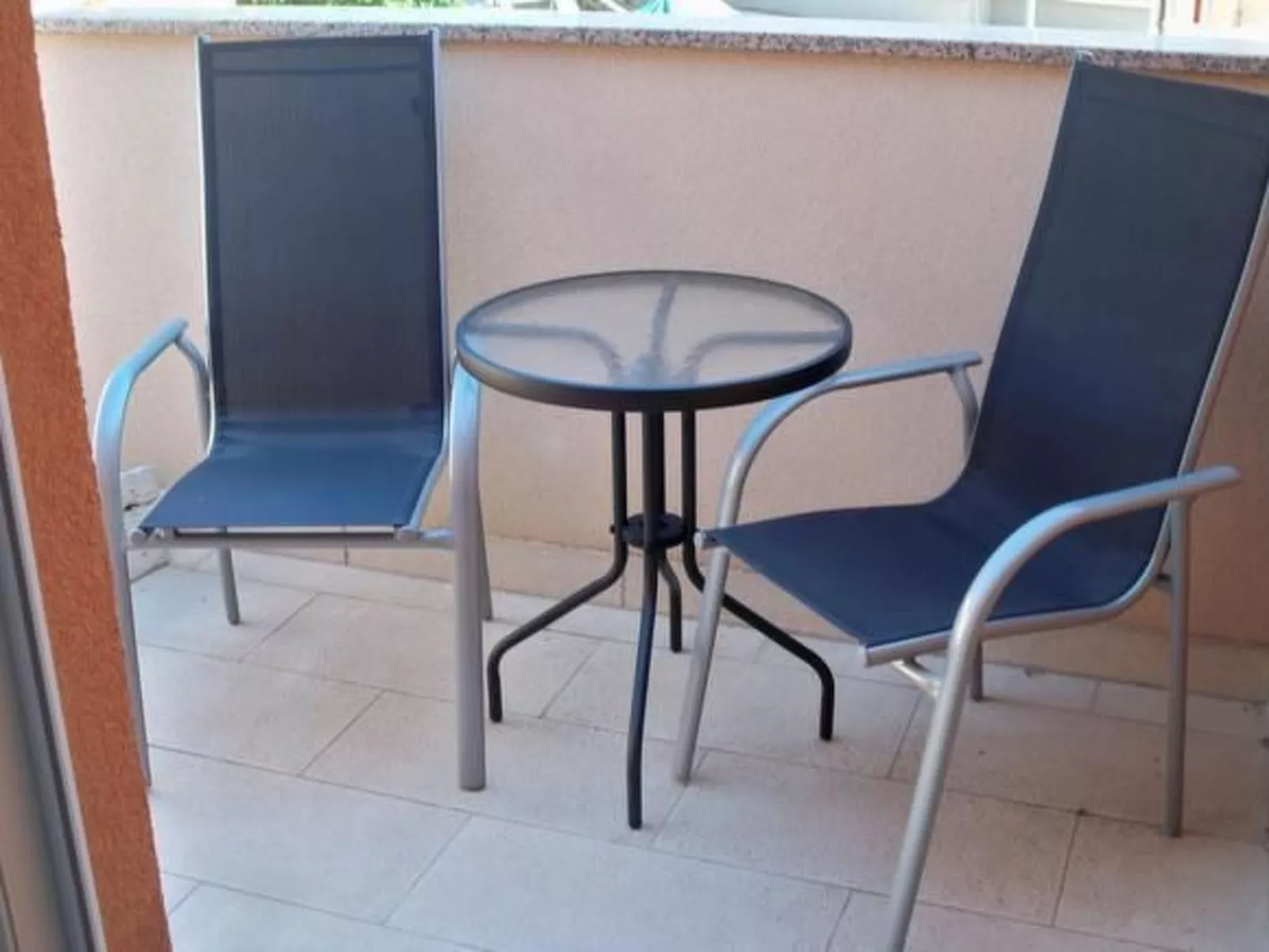 Wohnung mit Blick auf das Wasser-Drinnen