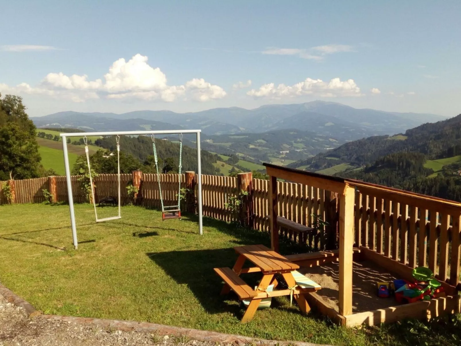 Alm-Ferienhaus-Draußen