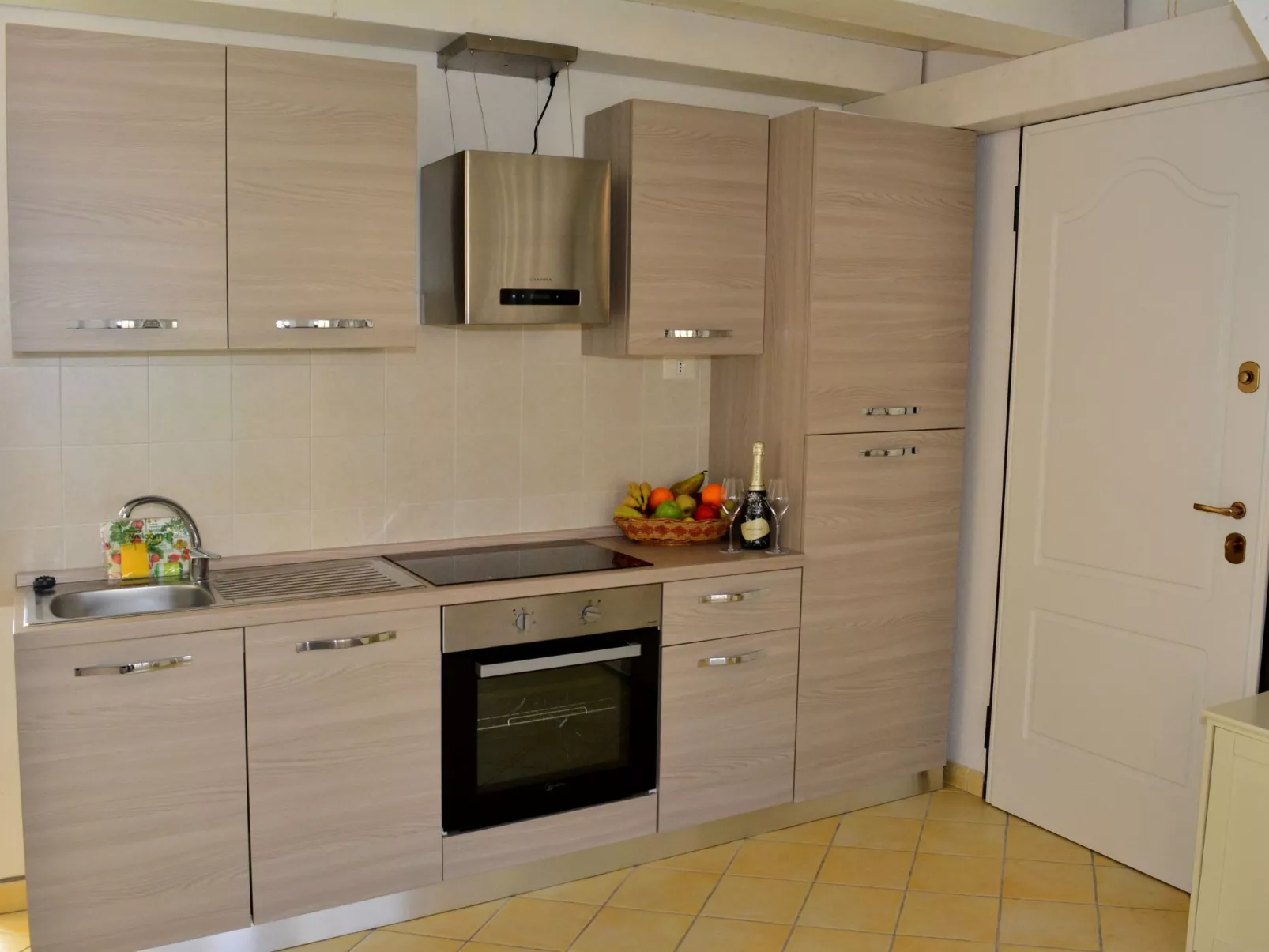 Schöne Wohnung mit Blick auf den Pool-Drinnen