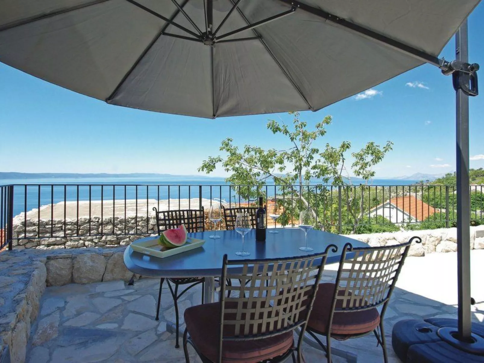 Mit Blick auf das Wasser-Outside